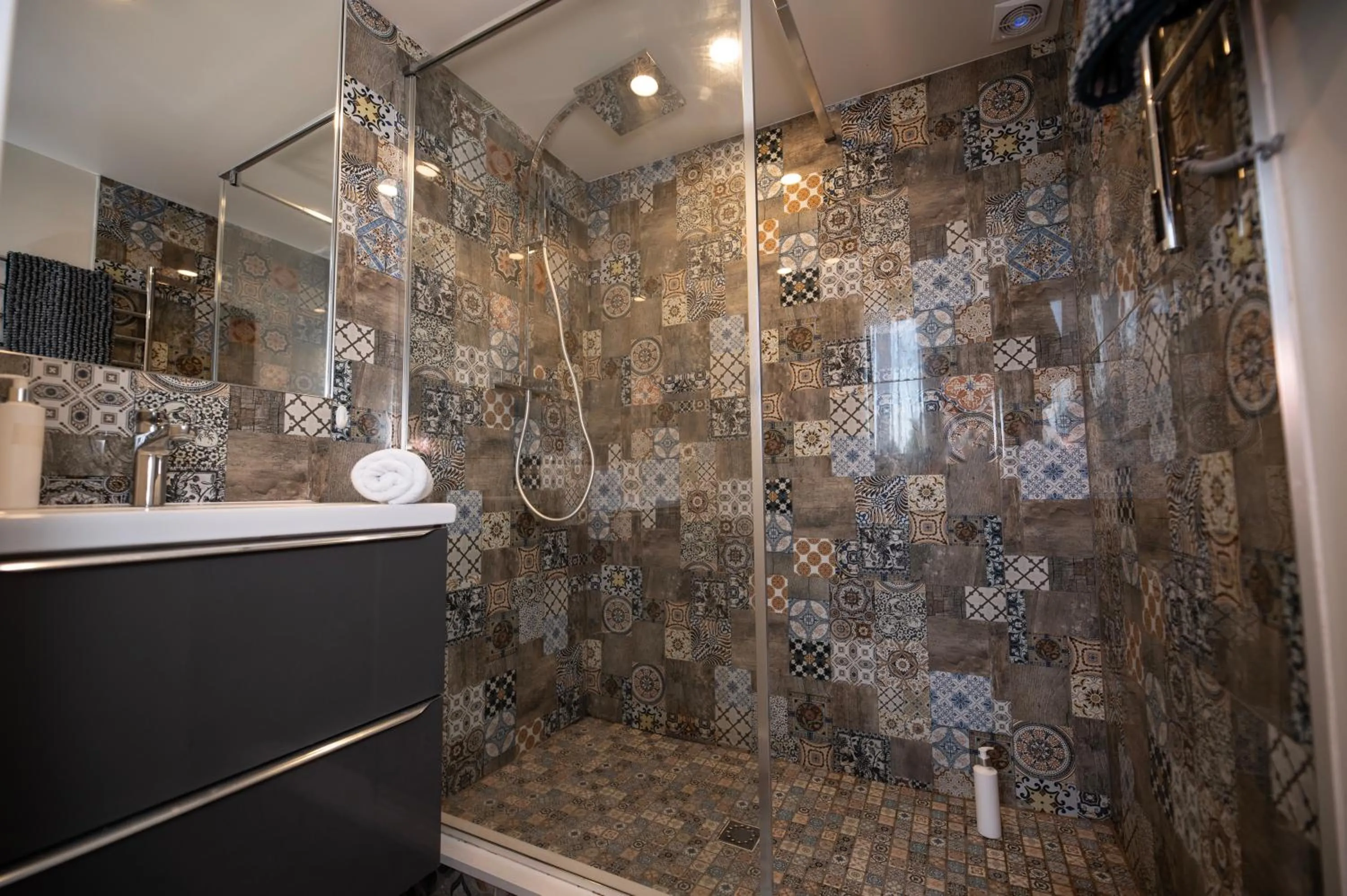 Shower in City Place Noclegi