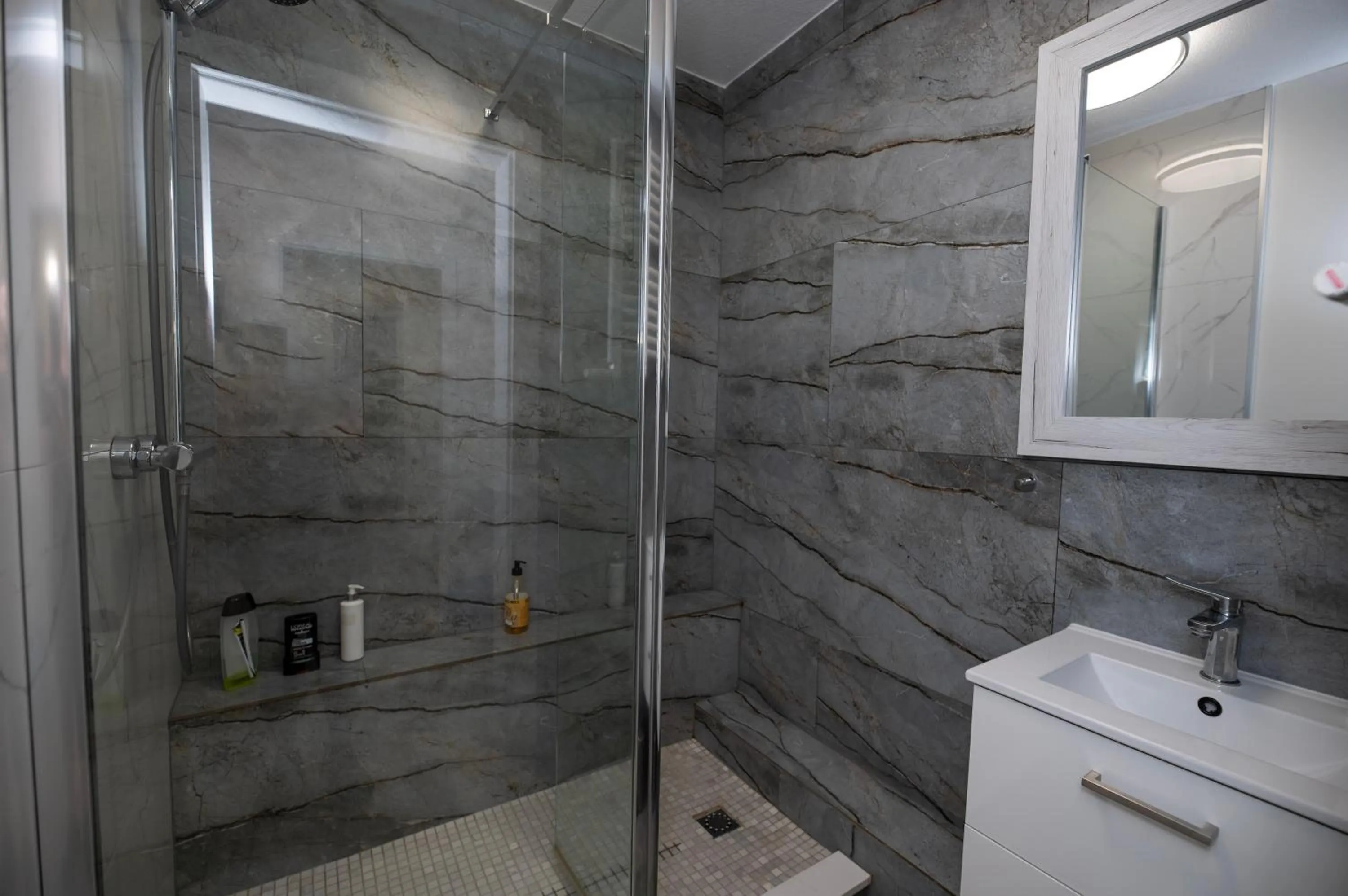 Shower in City Place Noclegi