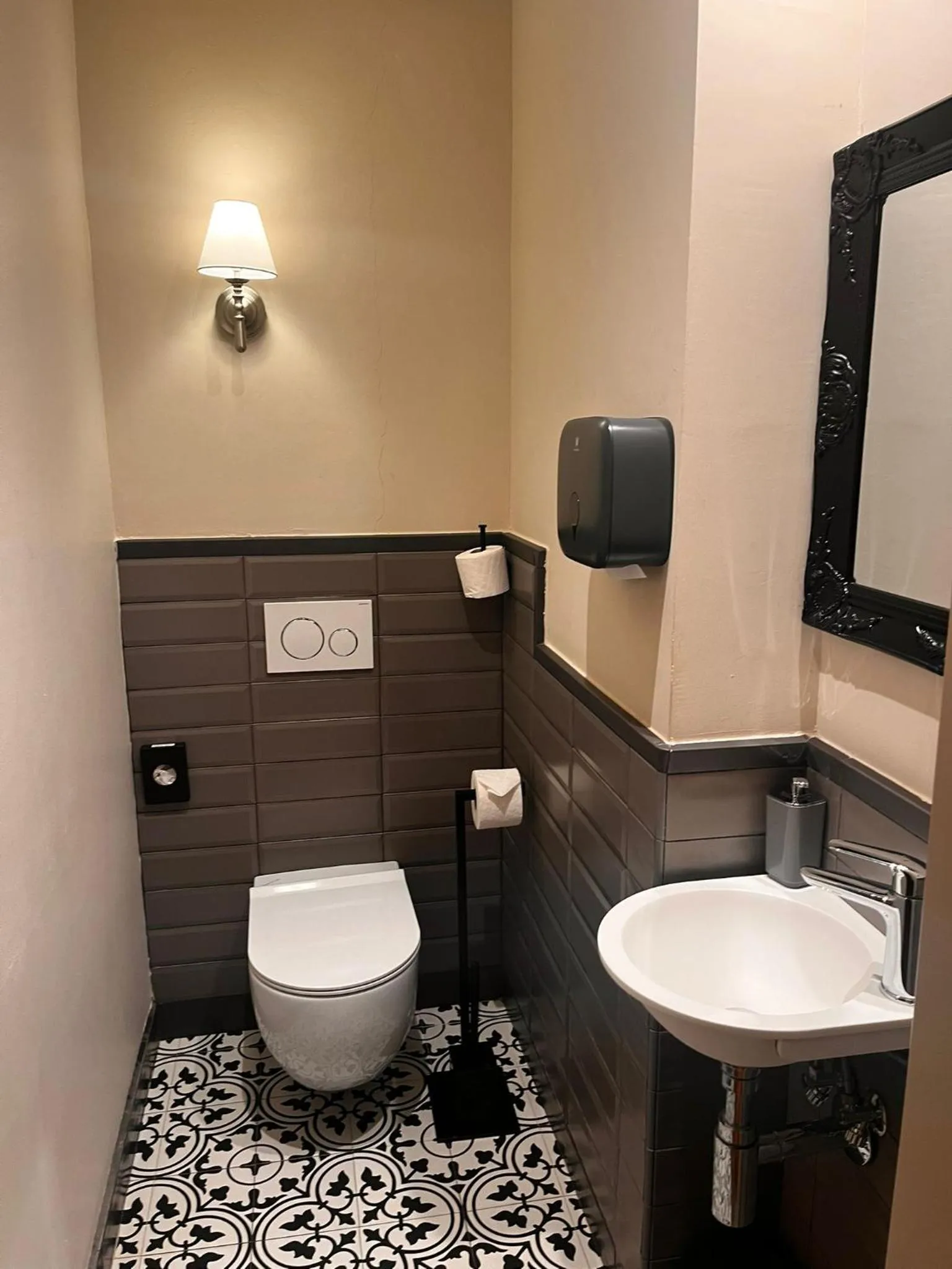 Toilet in Hotel Nizza