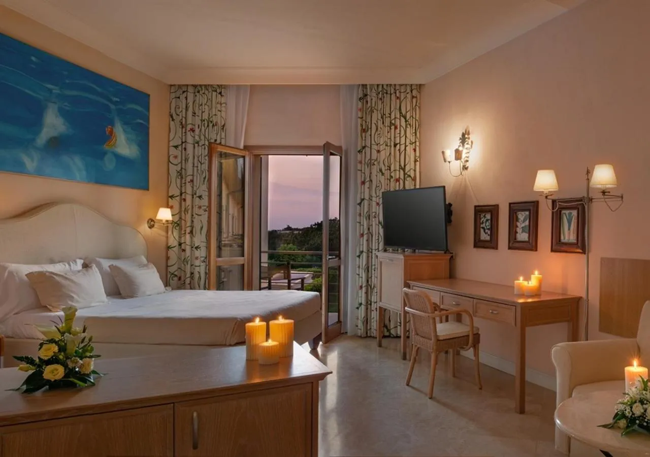 Communal lounge/ TV room, Bed in Tombolo Talasso Resort