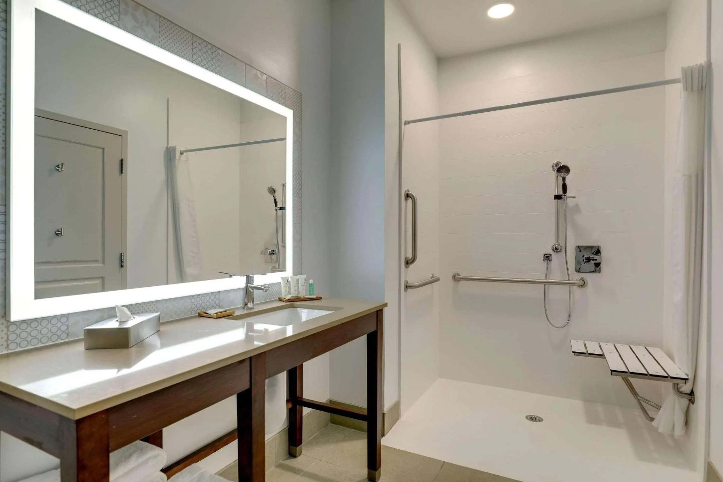 Bedroom in Country Inn & Suites by Radisson, Cumming near NorthSide Hospital Forsyth