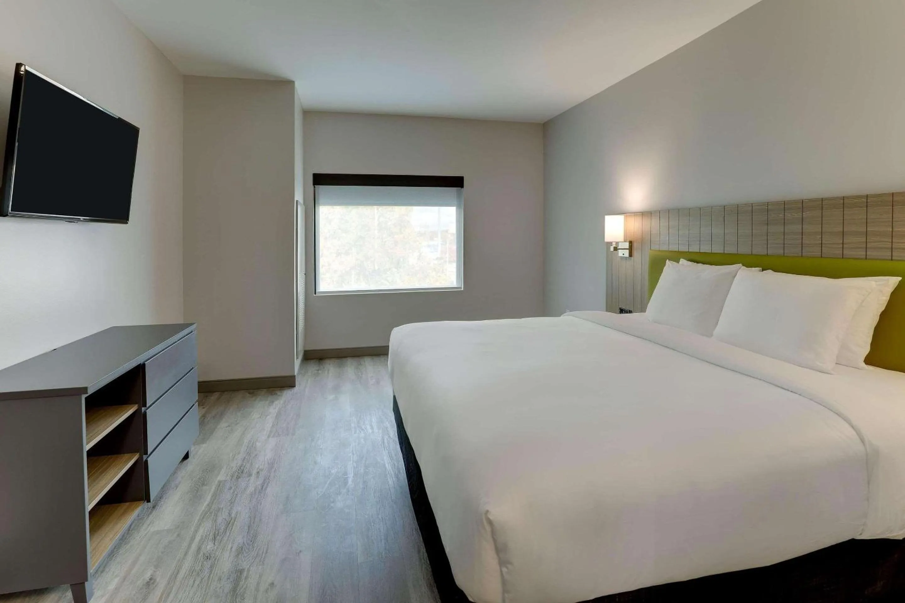 Bedroom, Bed in Country Inn & Suites by Radisson, Cumming near NorthSide Hospital Forsyth