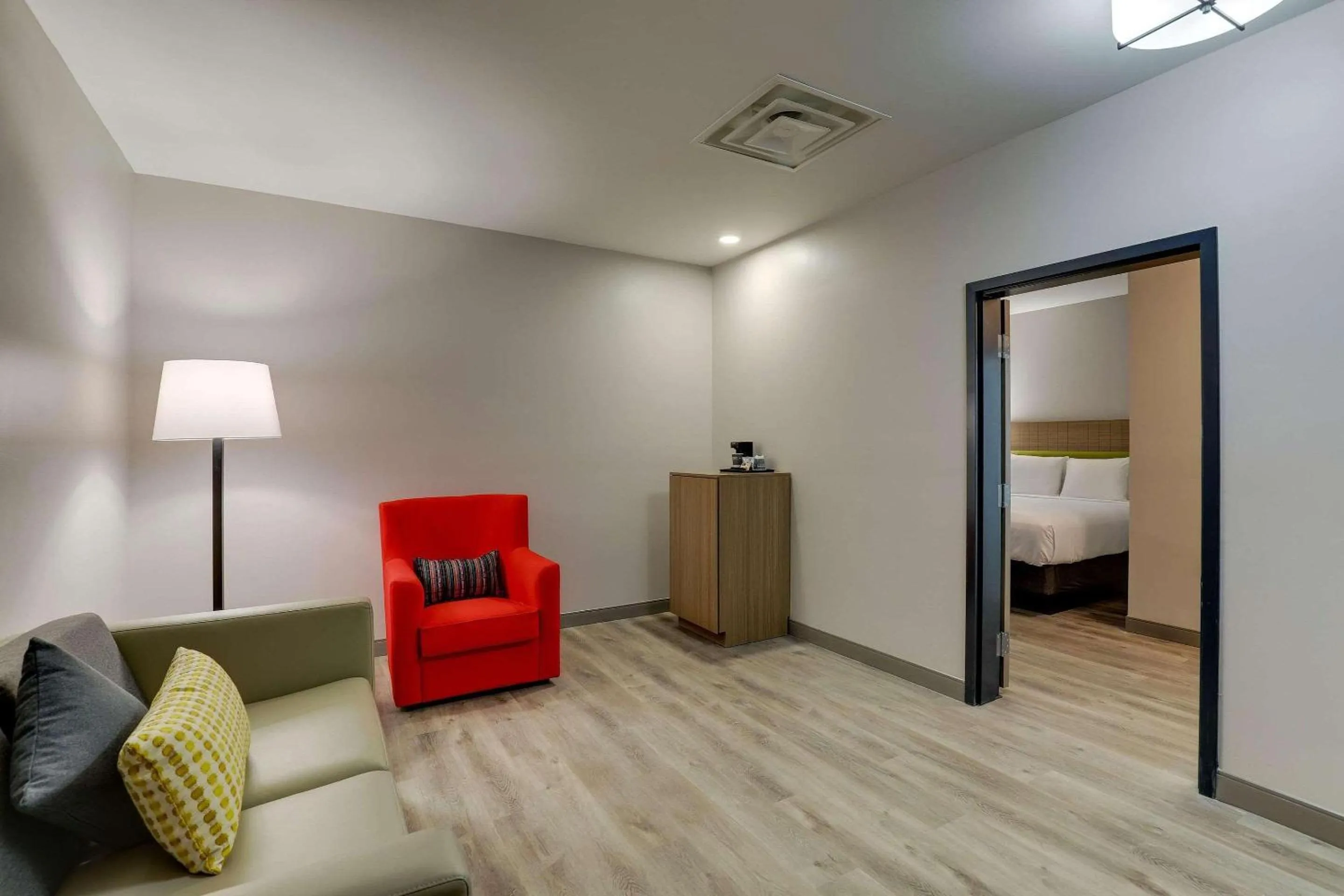 Bedroom, Bed in Country Inn & Suites by Radisson, Cumming near NorthSide Hospital Forsyth