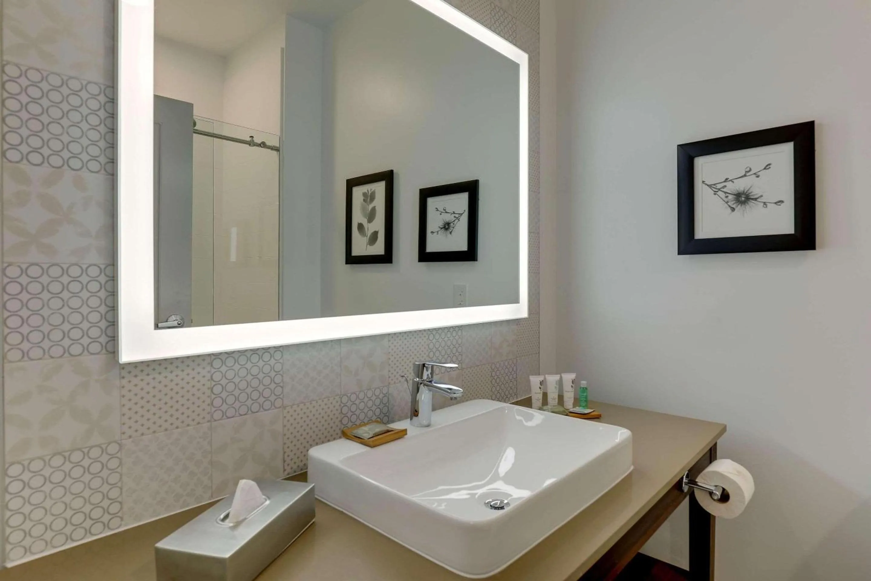 Bedroom in Country Inn & Suites by Radisson, Cumming near NorthSide Hospital Forsyth