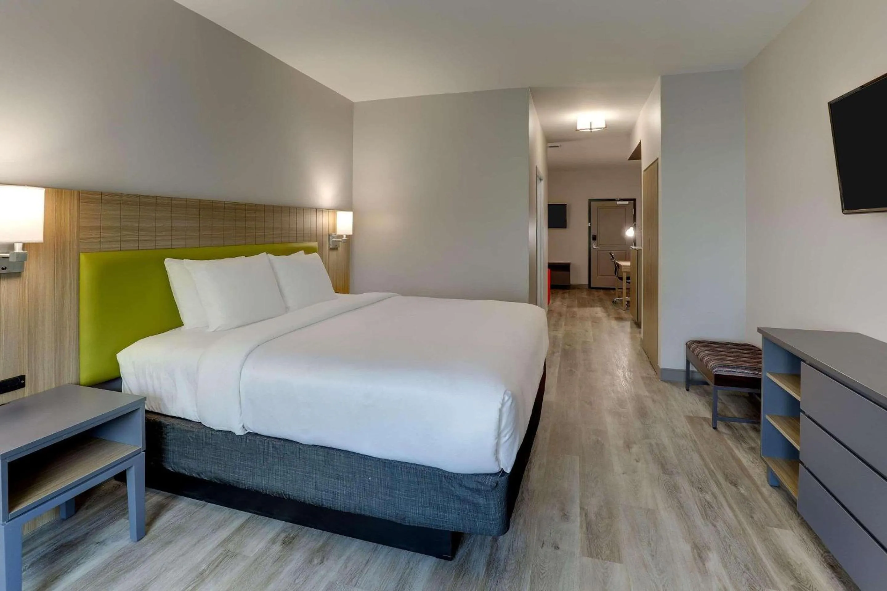 Bedroom, Bed in Country Inn & Suites by Radisson, Cumming near NorthSide Hospital Forsyth