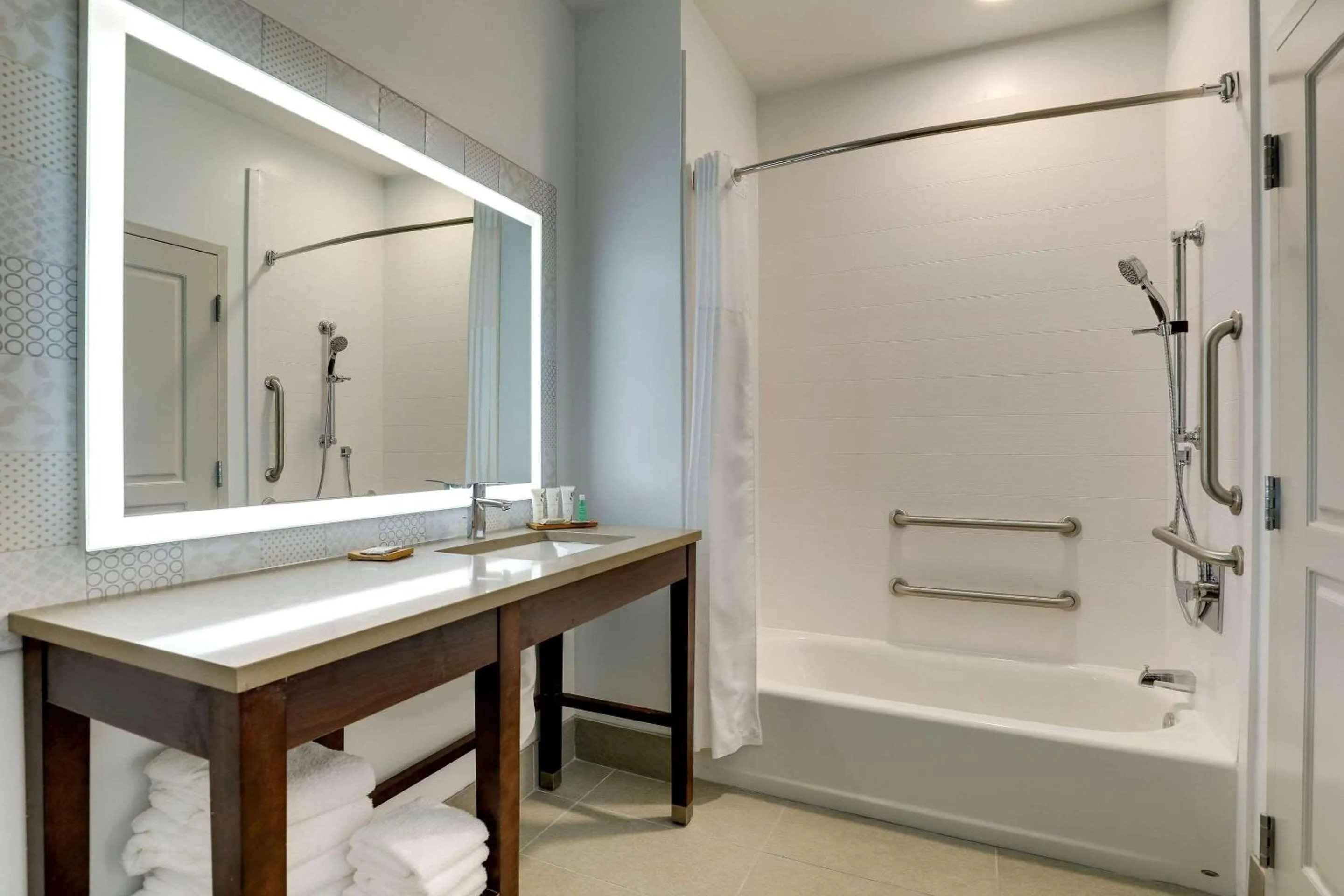 Bedroom in Country Inn & Suites by Radisson, Cumming near NorthSide Hospital Forsyth