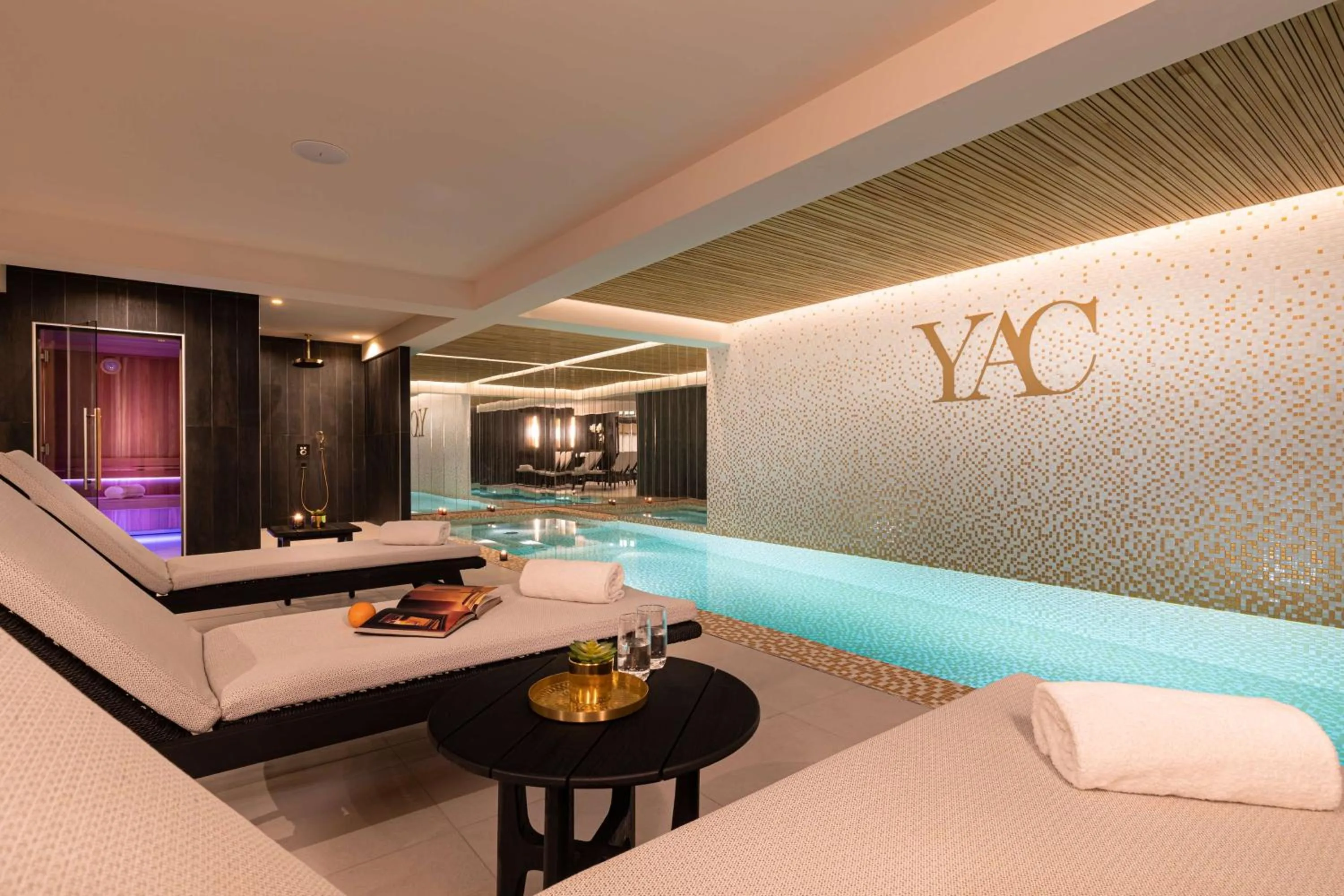 Hot Tub in Hotel Yac Paris Clichy, a member of Radisson Individuals