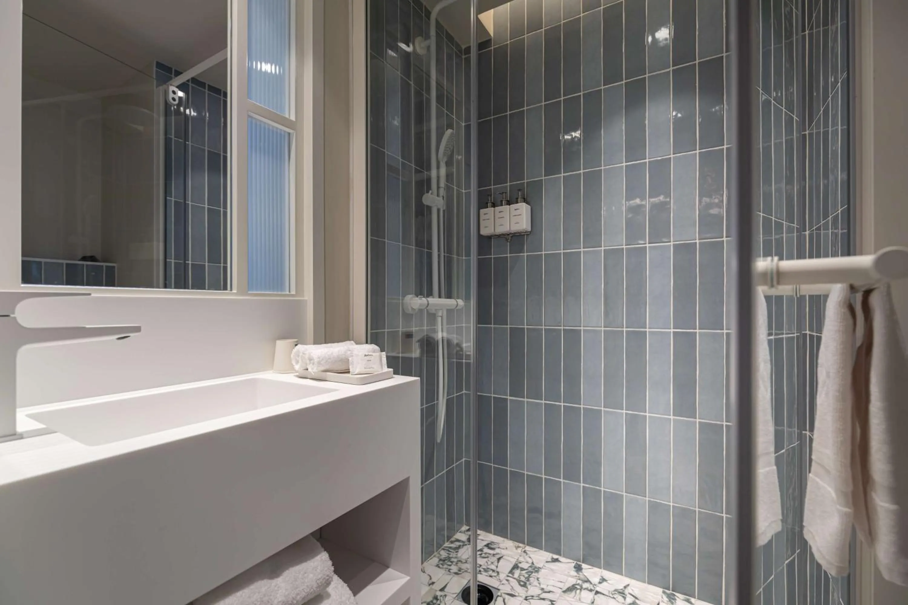 Shower in Hotel Yac Paris Clichy, a member of Radisson Individuals