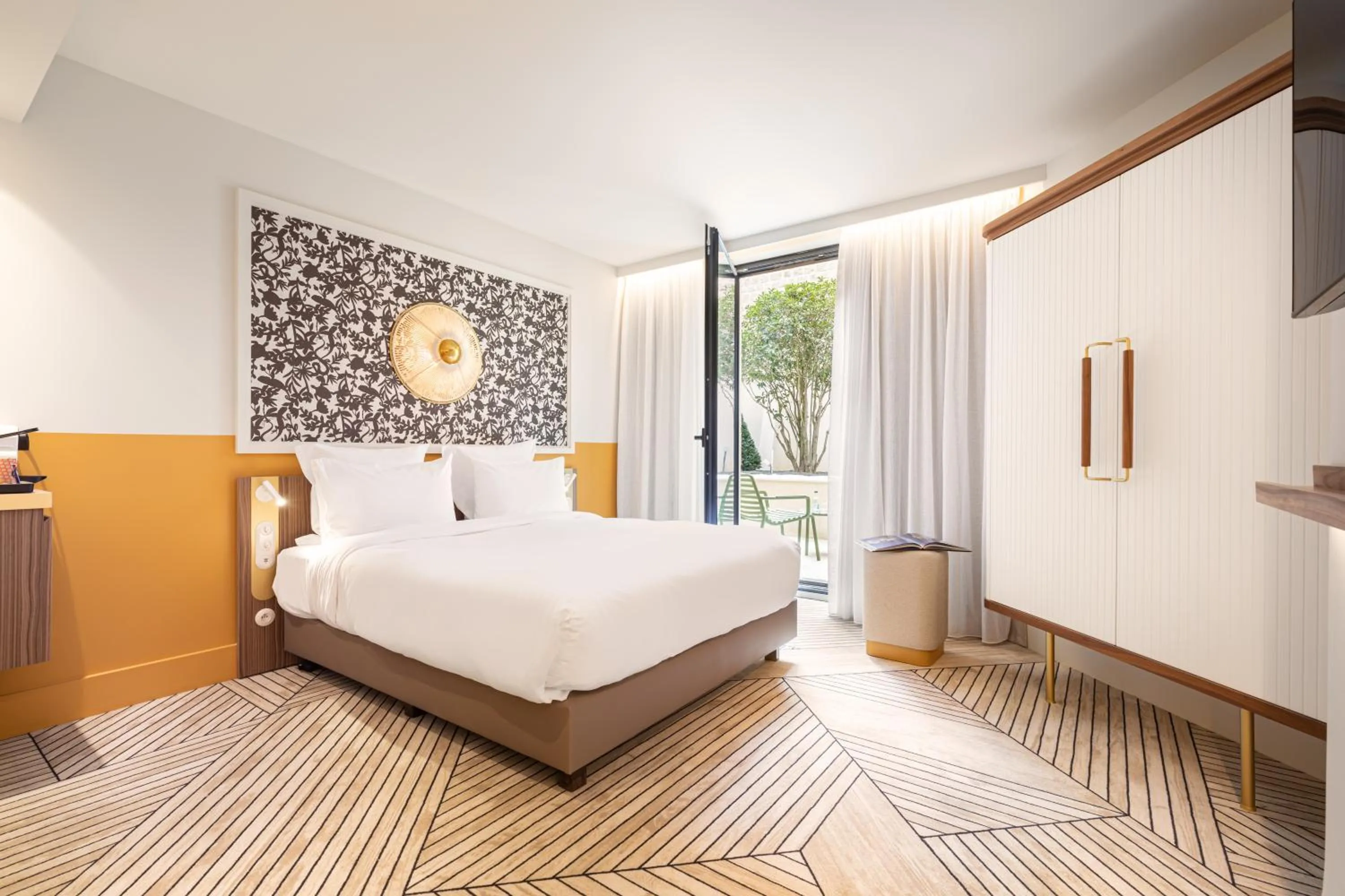 Garden, Bed in Hotel Yac Paris Clichy, a member of Radisson Individuals