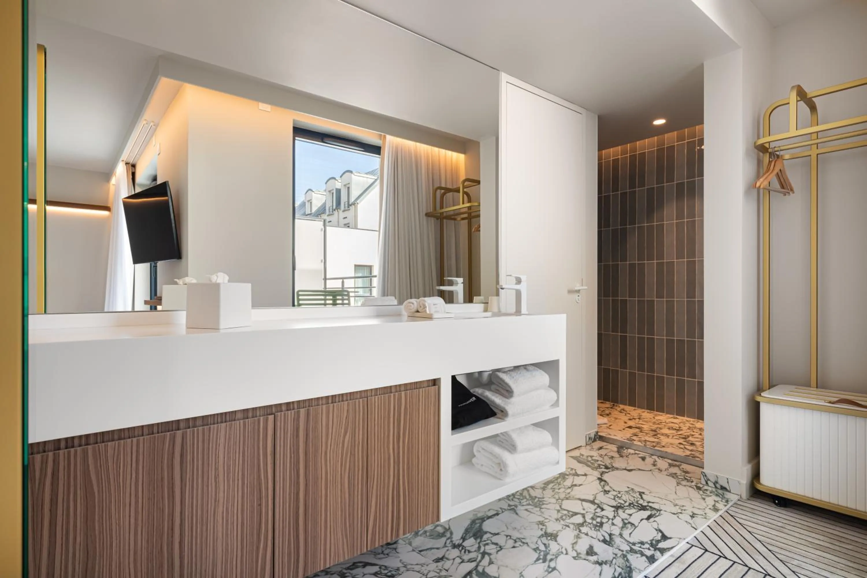 Shower in Hotel Yac Paris Clichy, a member of Radisson Individuals