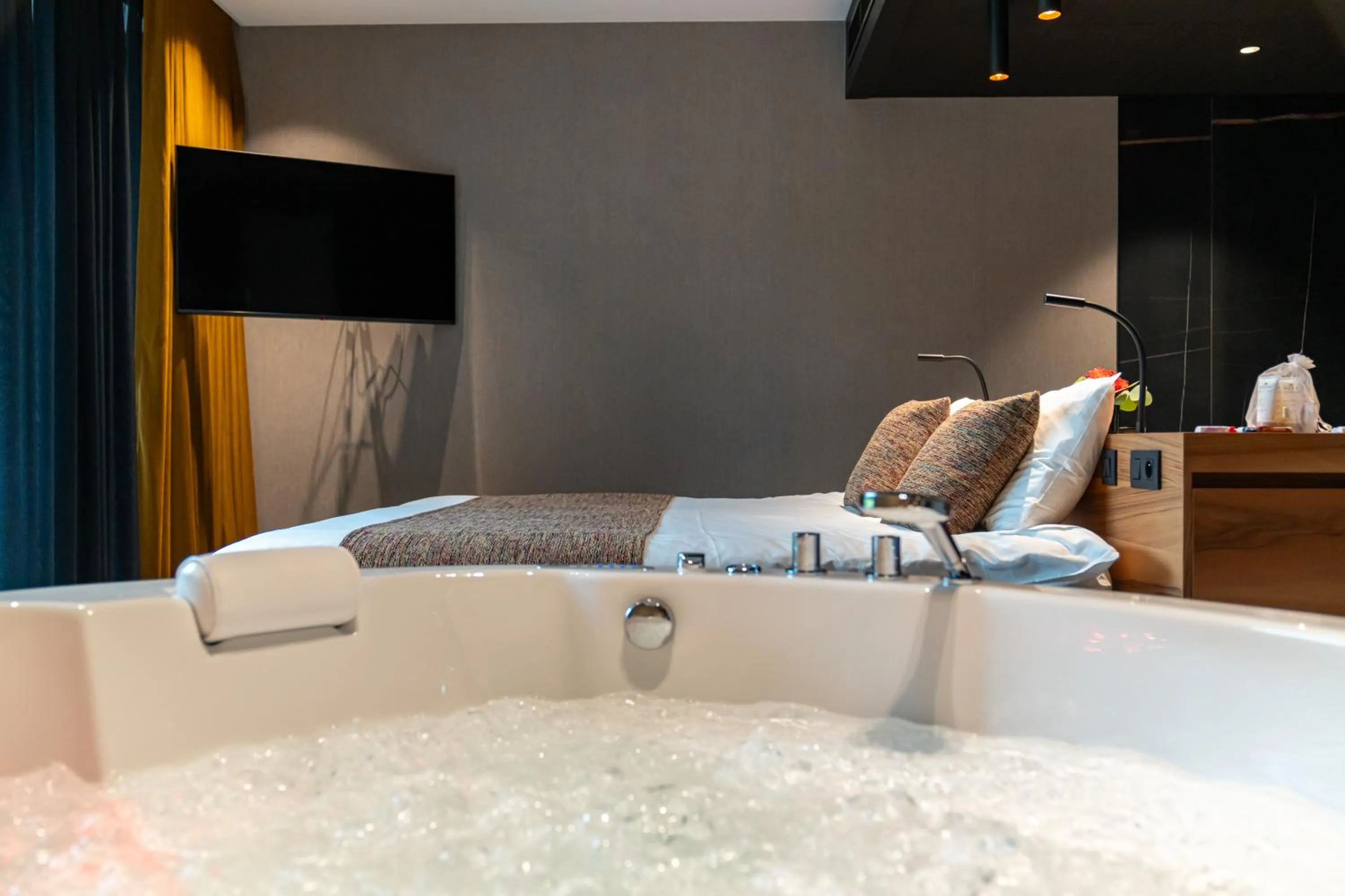 Hot Tub in Aux Etangs - Hôtel