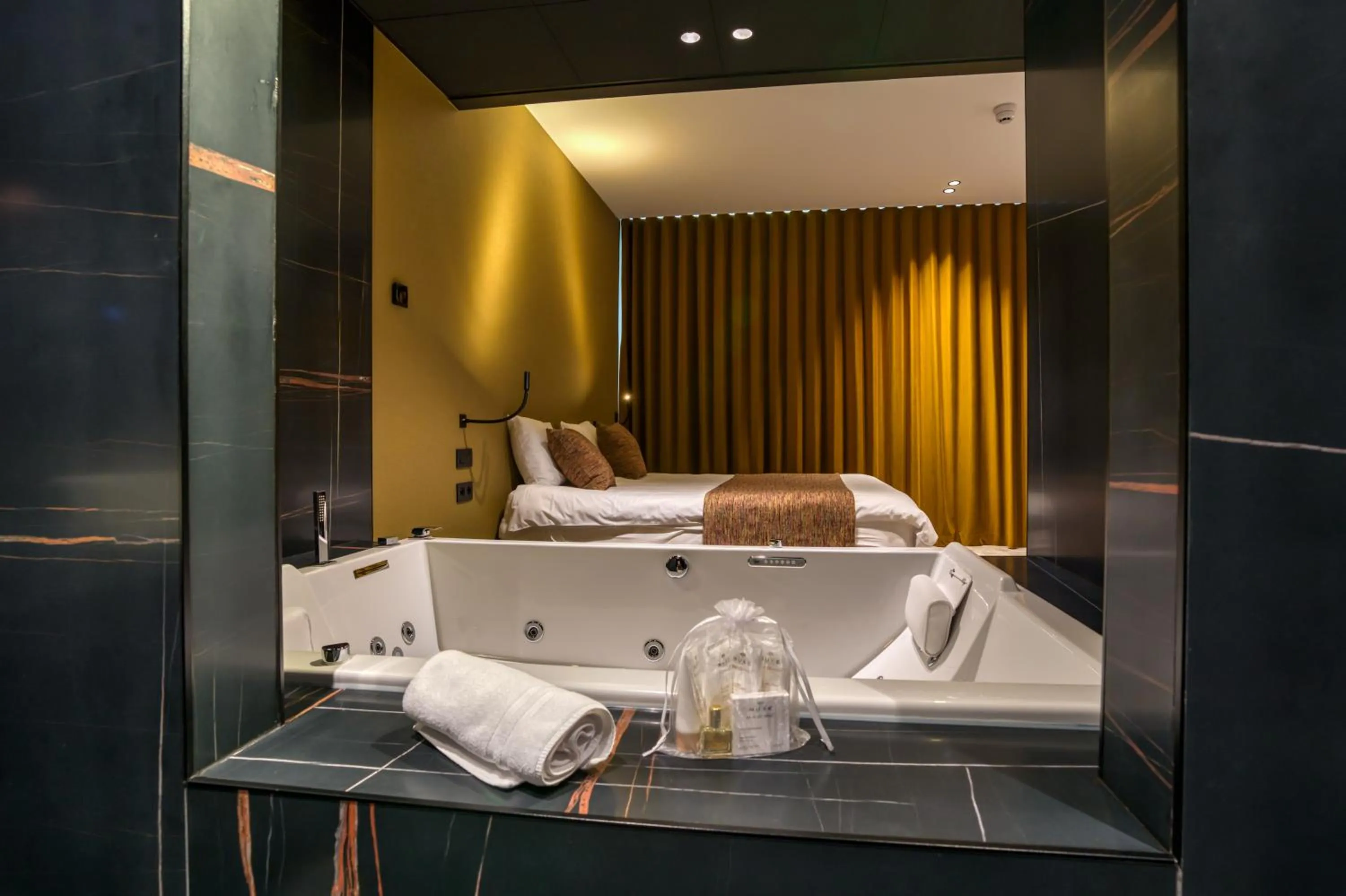 Photo of the whole room in Aux Etangs - Hôtel