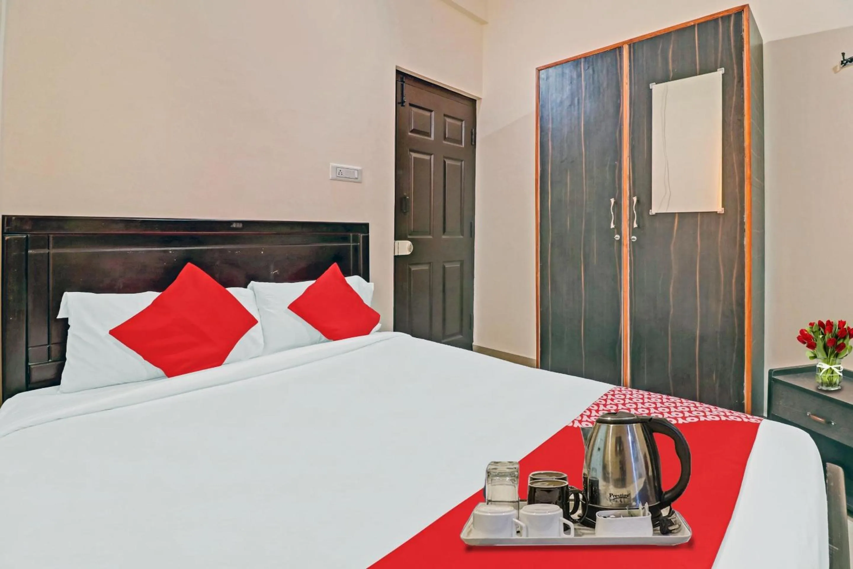 Bathroom, Bed in Super Hotel O Mn Residency Near Ragigudda Sri Prasanna Anjaneyaswamy Temple