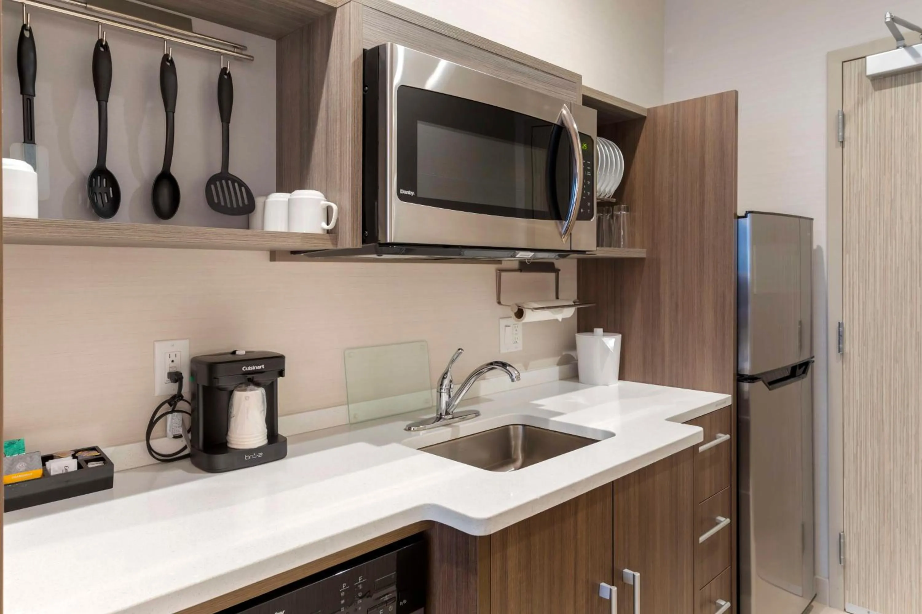 Kitchen or kitchenette in Home2 Suites By Hilton Redlands