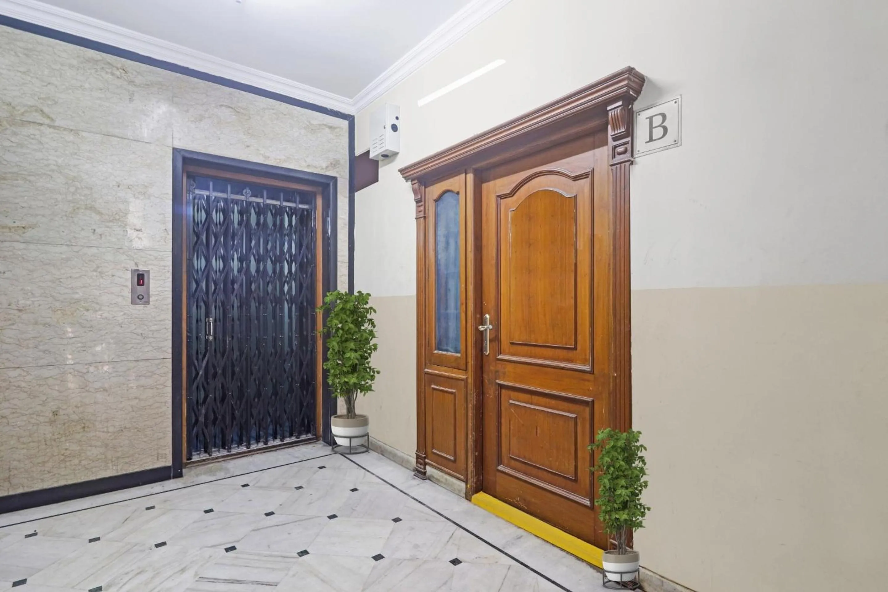 Lobby or reception in Capital O Samrat Palace Near Nampally Station