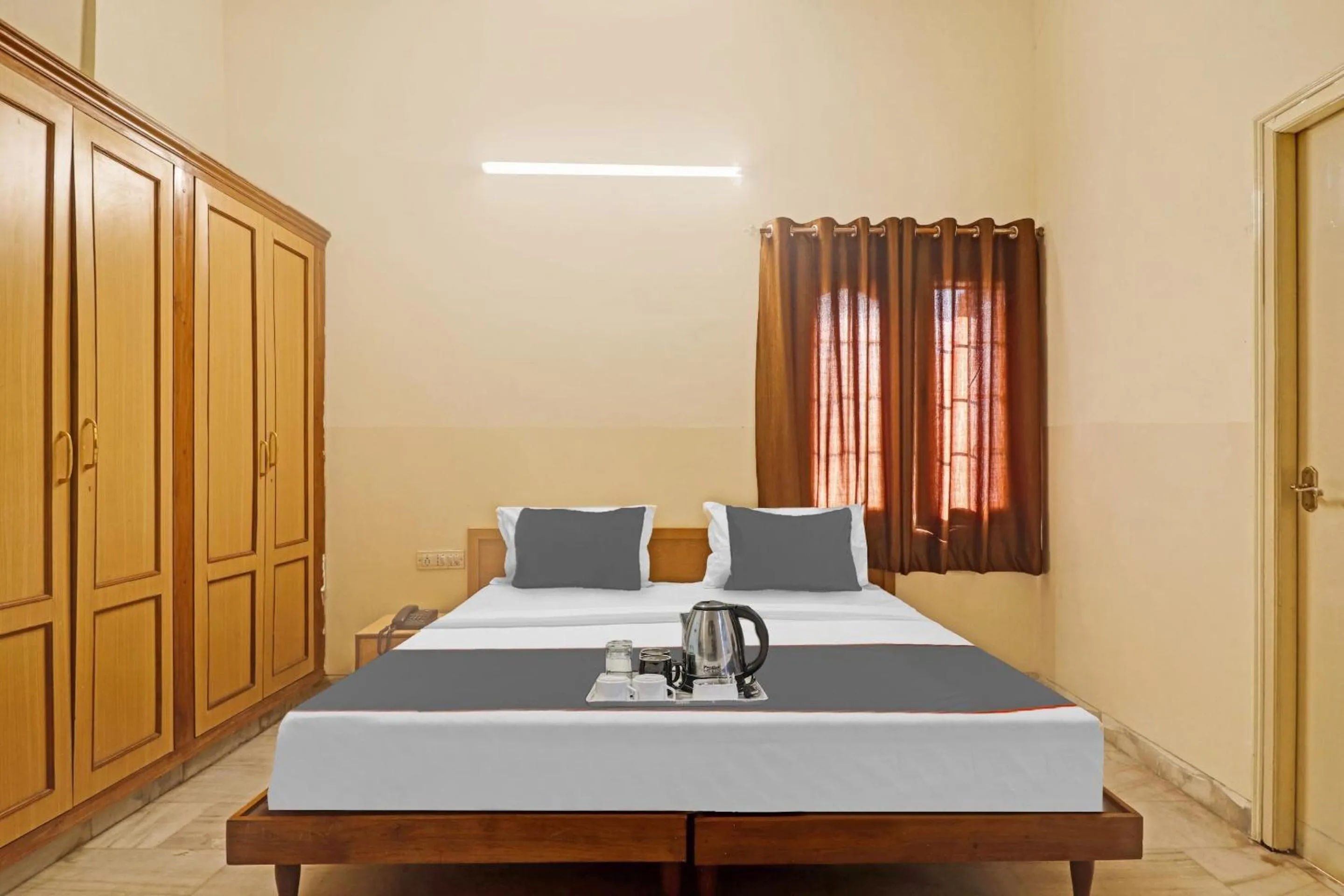 Bedroom, Bed in Capital O Samrat Palace Near Nampally Station