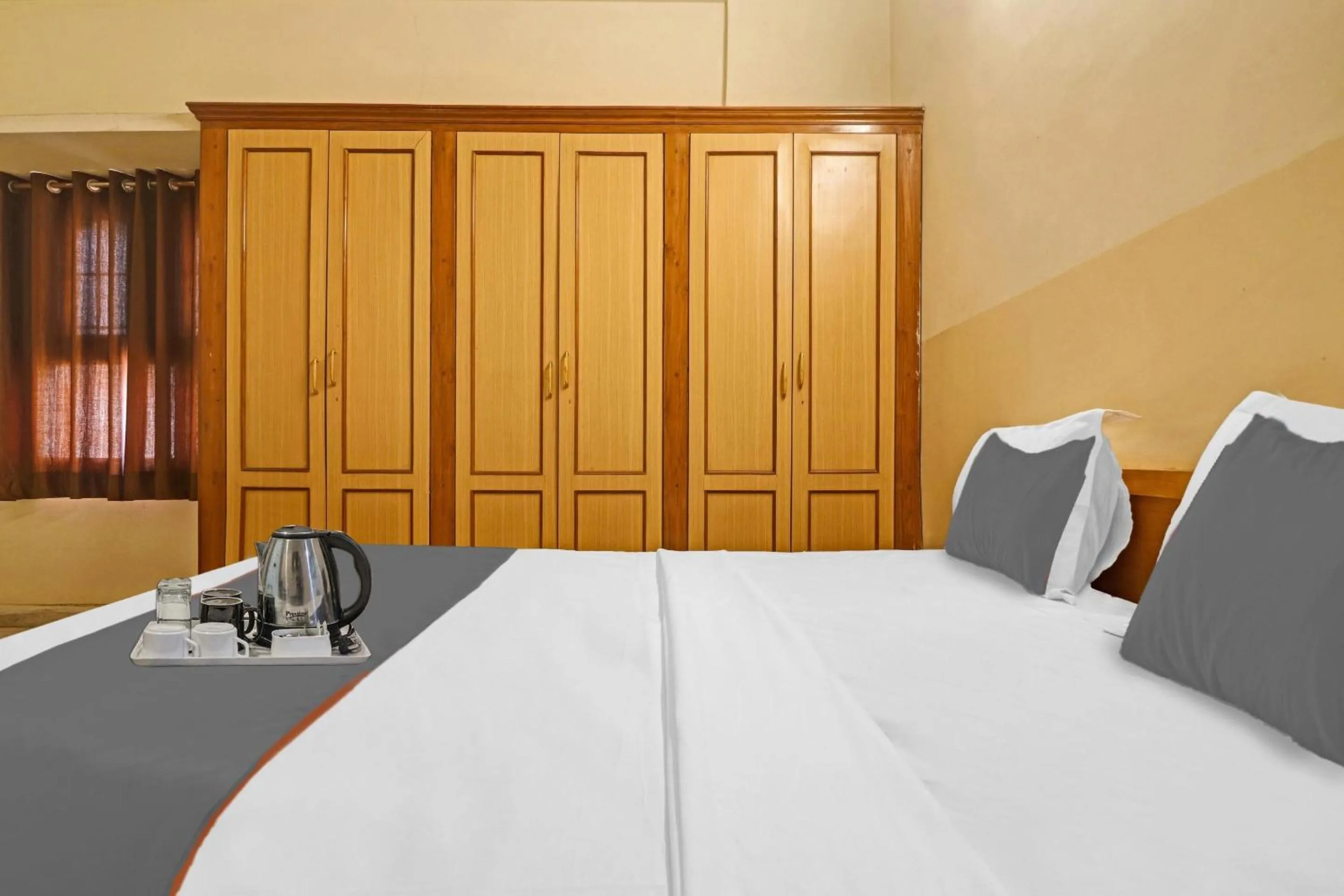 Bedroom, Bed in Capital O Samrat Palace Near Nampally Station