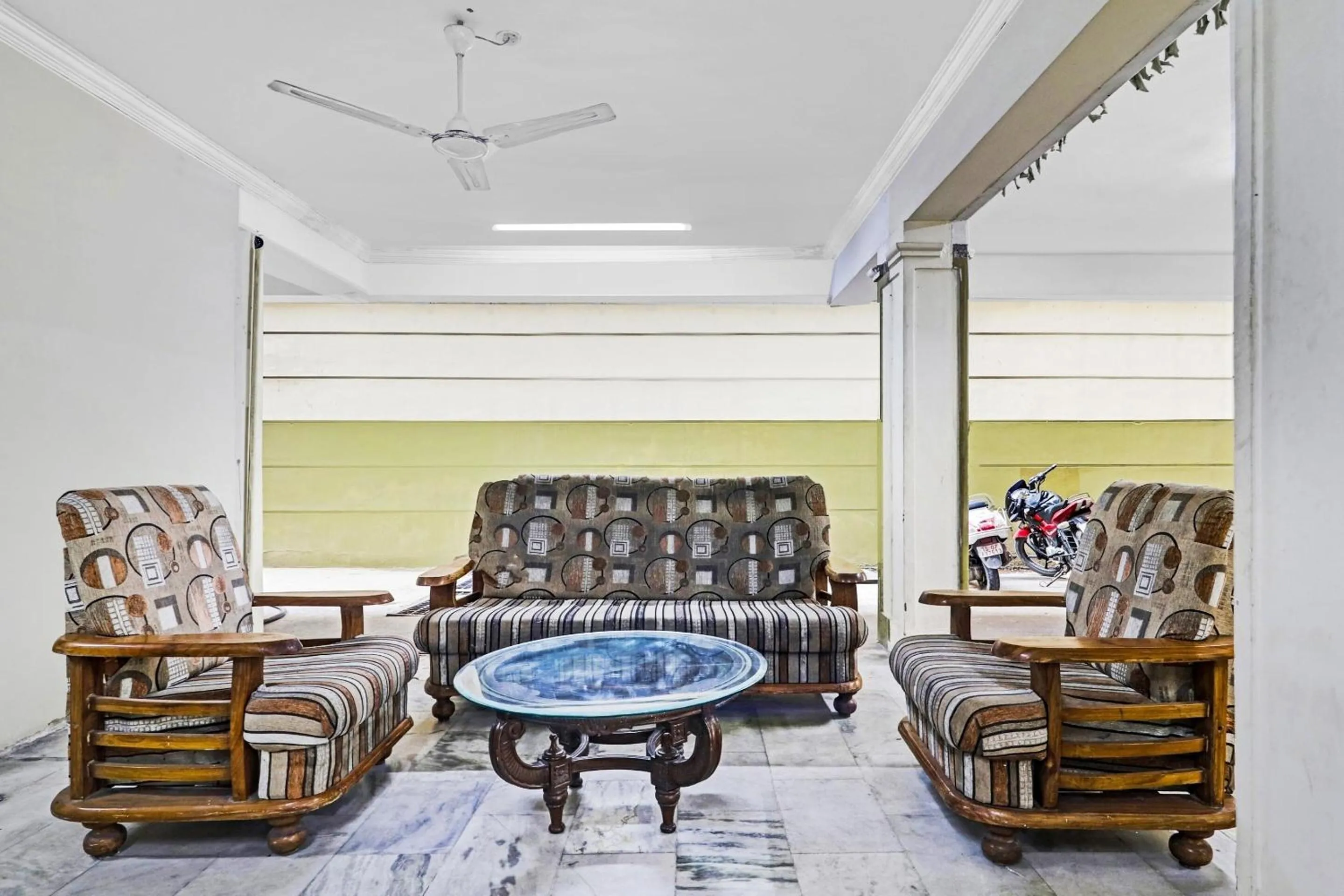 Lobby or reception in Capital O Samrat Palace Near Nampally Station