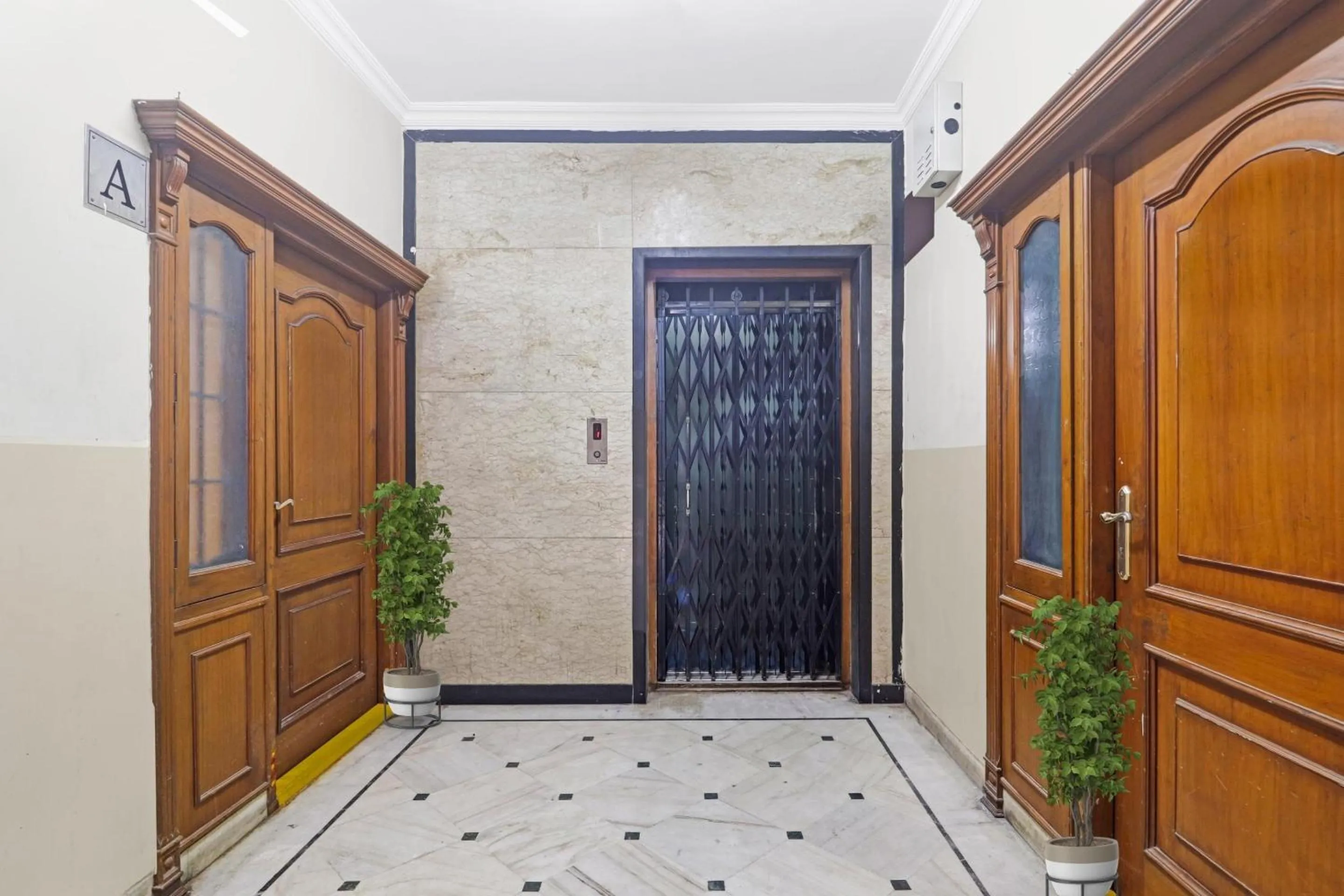 Lobby or reception in Capital O Samrat Palace Near Nampally Station