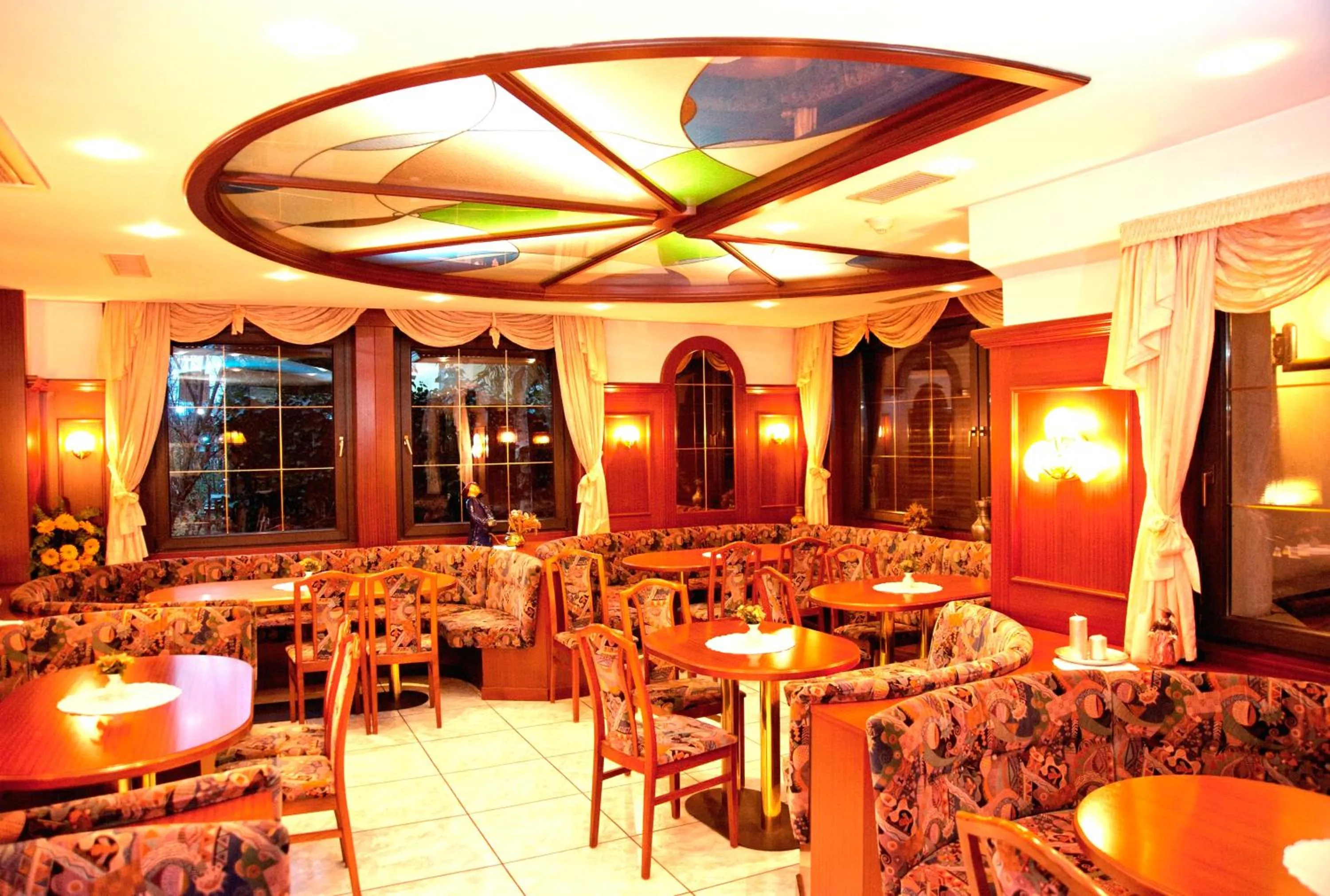 Restaurant/places to eat in Hotel Chrys