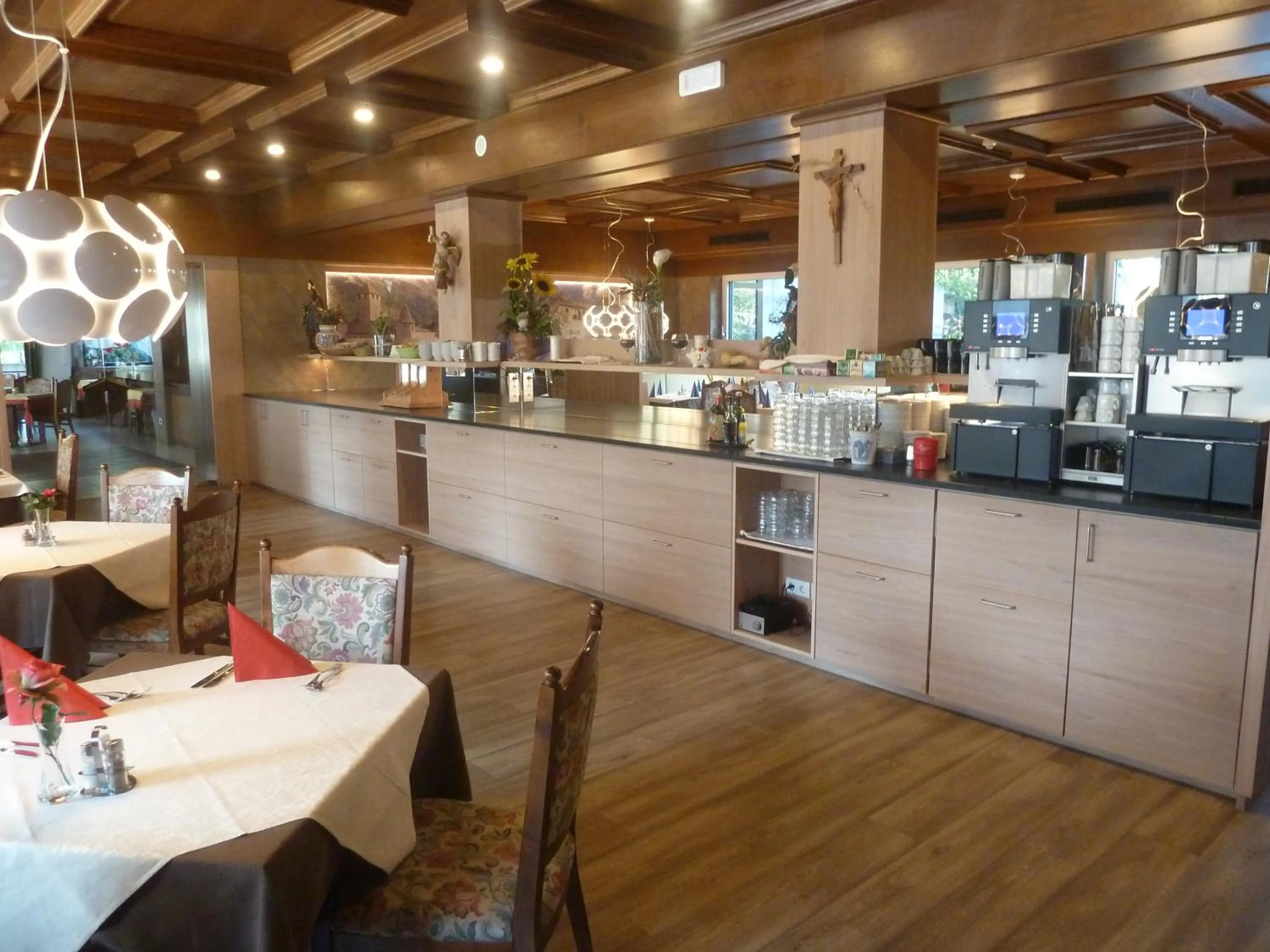 Restaurant/places to eat in Hotel Chrys