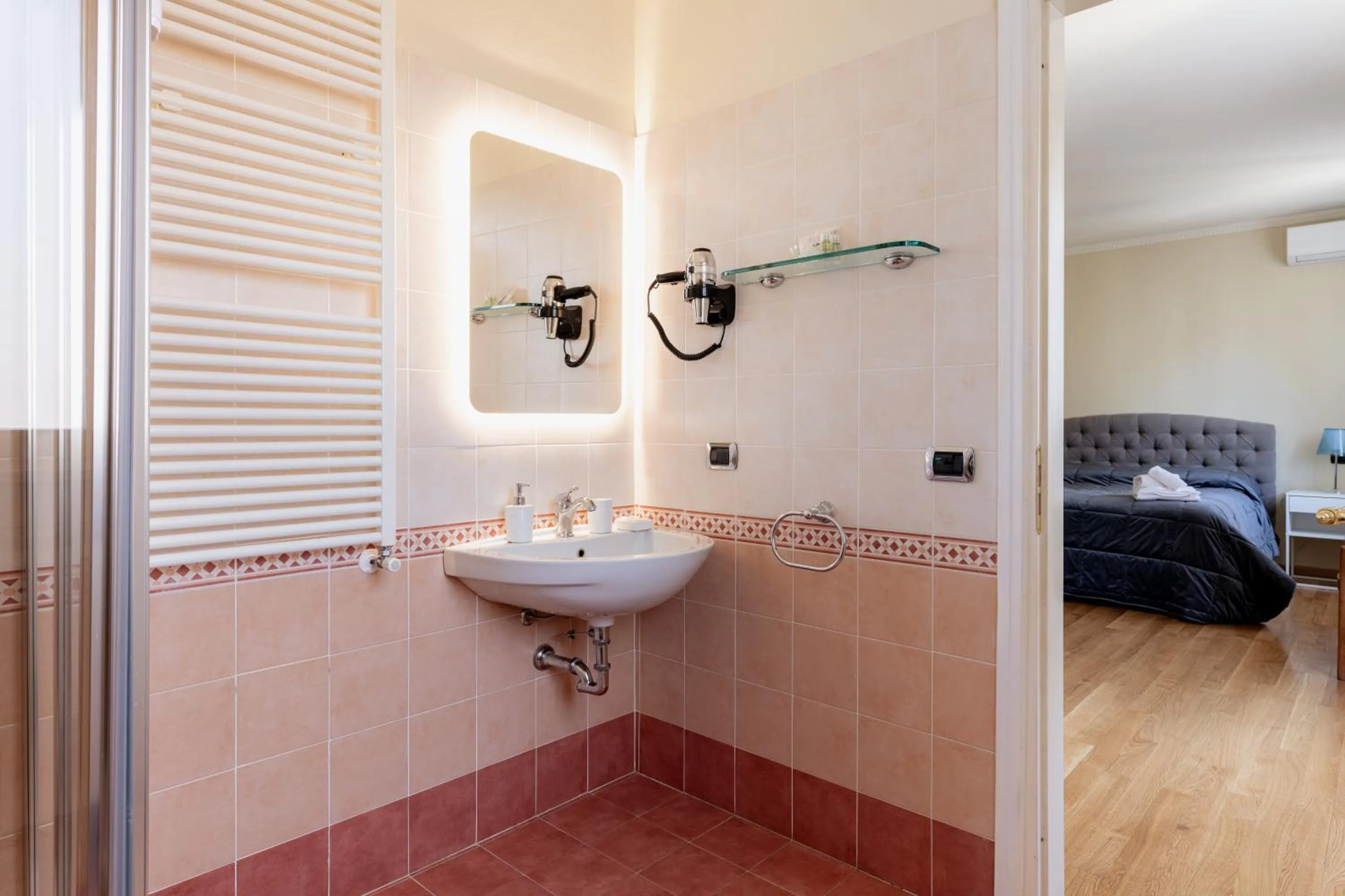 Bathroom, Bed in Villa Romantica Wellness & SPA
