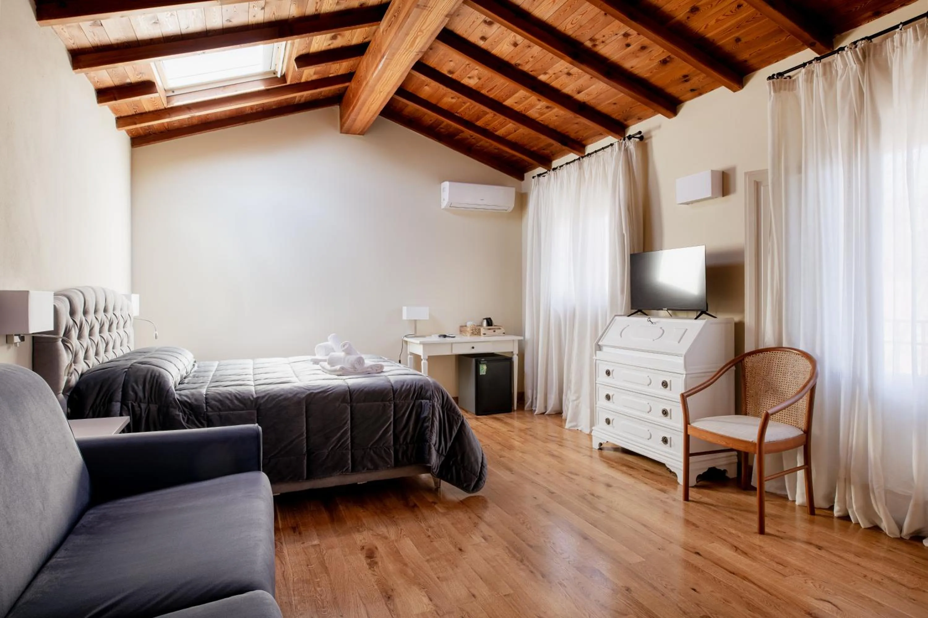 Photo of the whole room, Bed in Villa Romantica Wellness & SPA