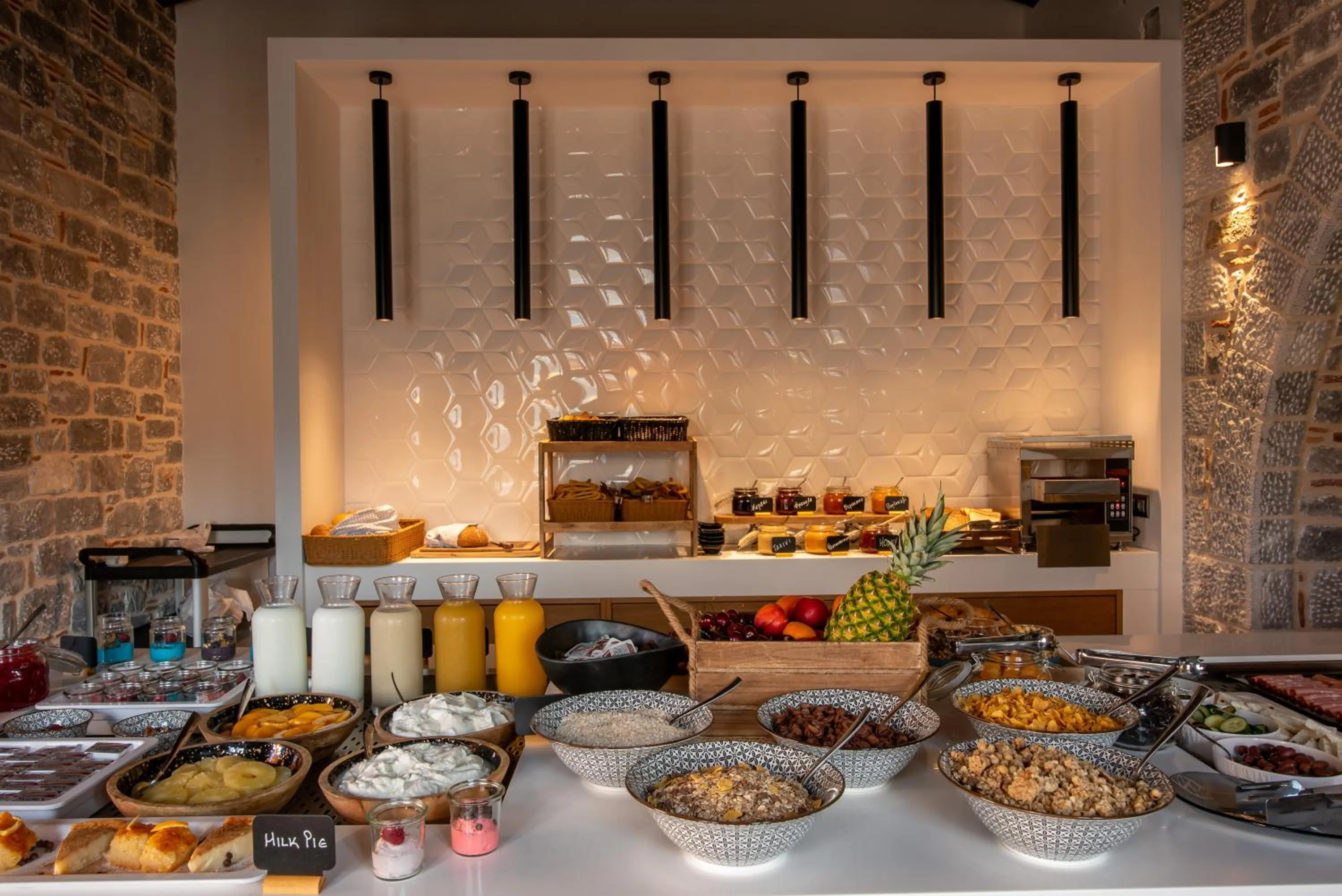 Food and drinks in Manifest Boutique Hotel