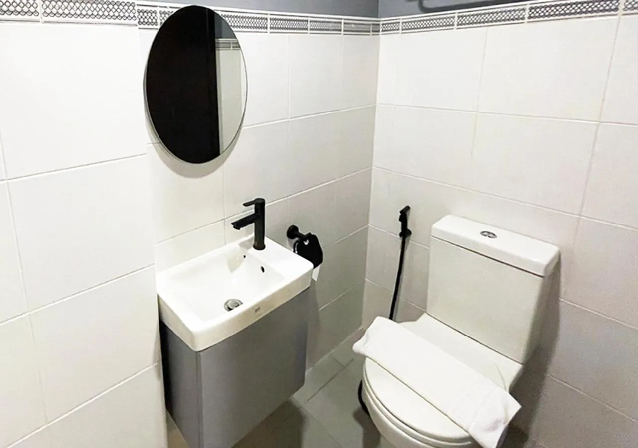 Toilet in mySTAY Hotel BGC East