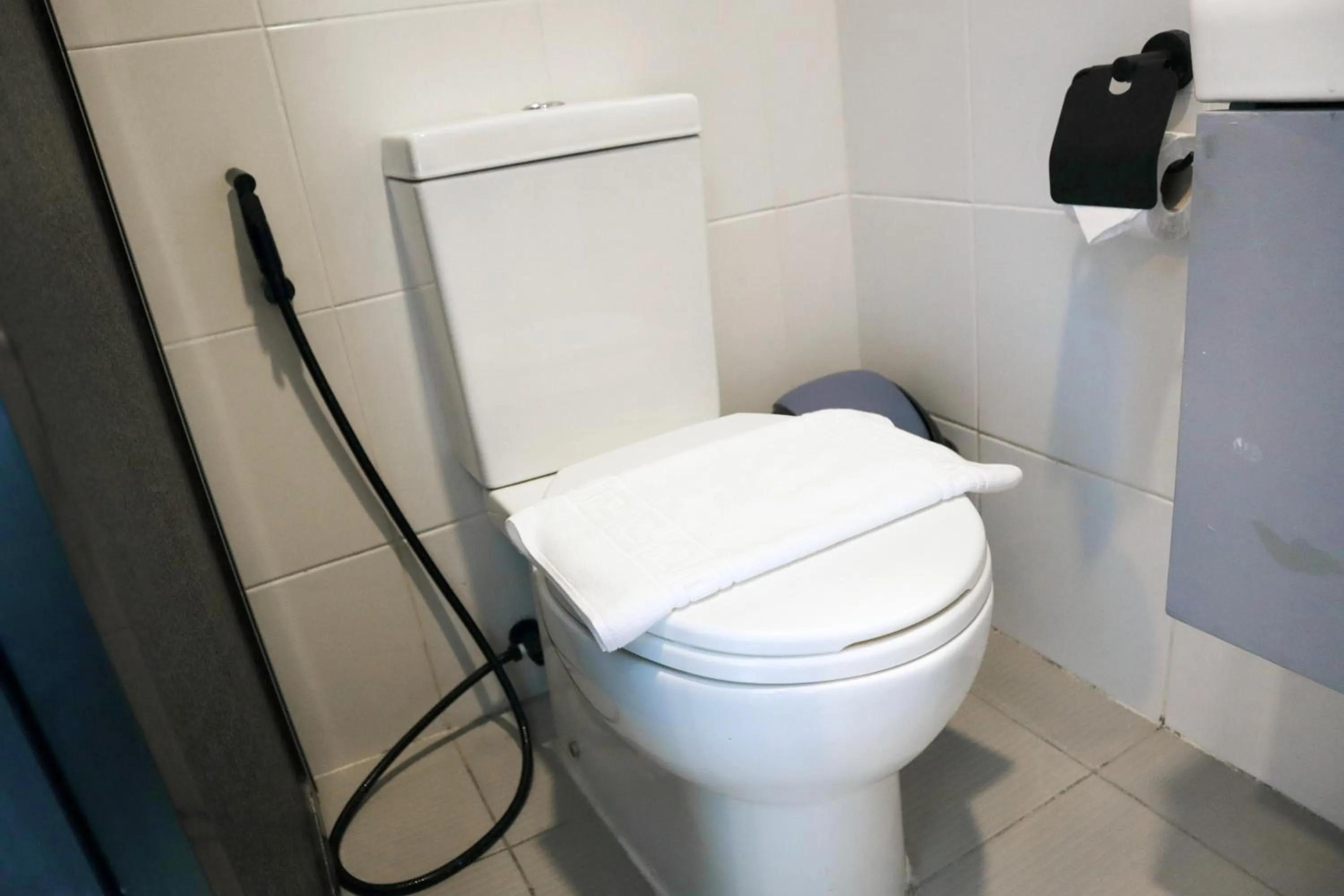 Toilet in mySTAY Hotel BGC East