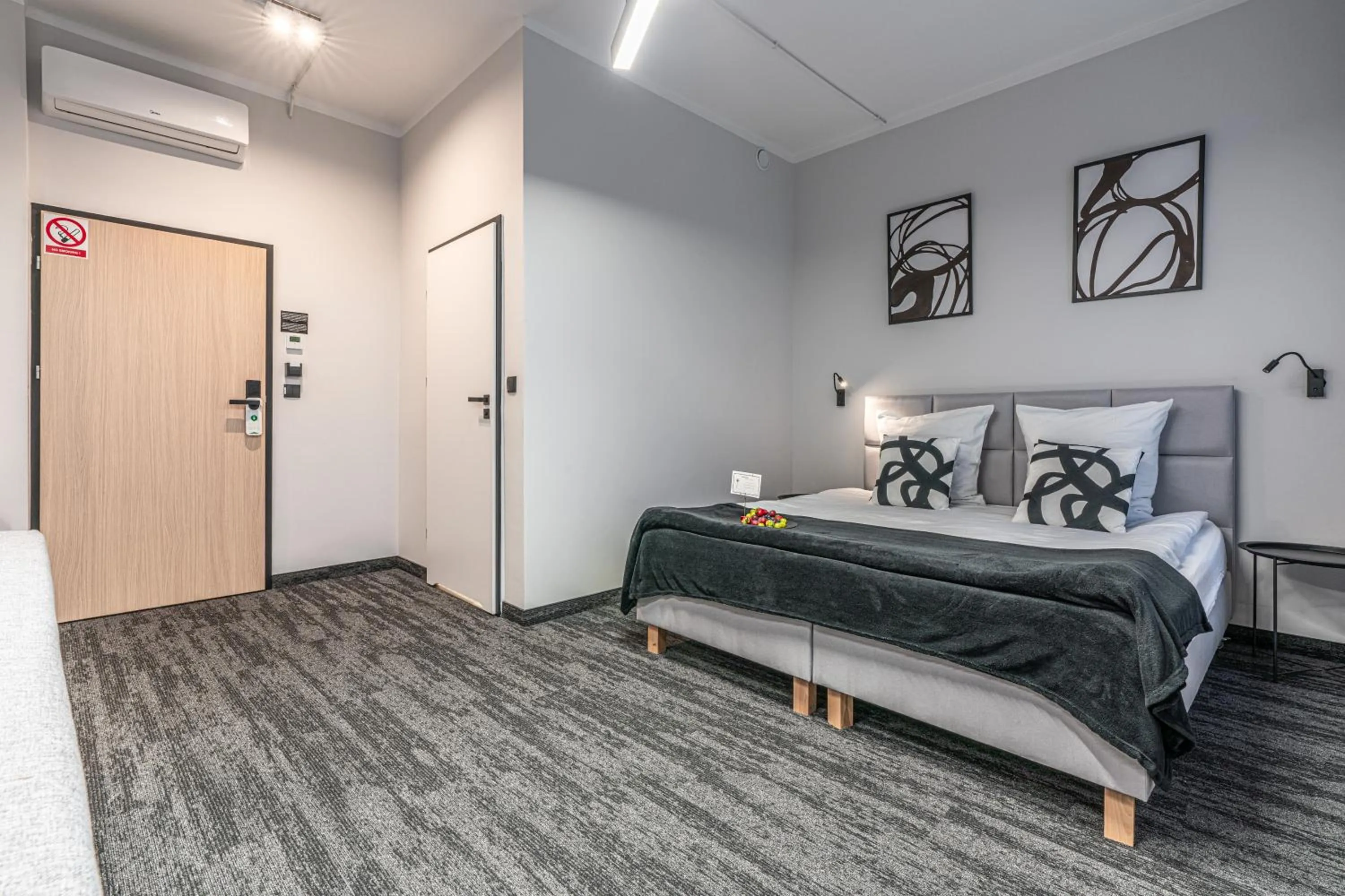 Photo of the whole room, Bed in VANTA Business Center