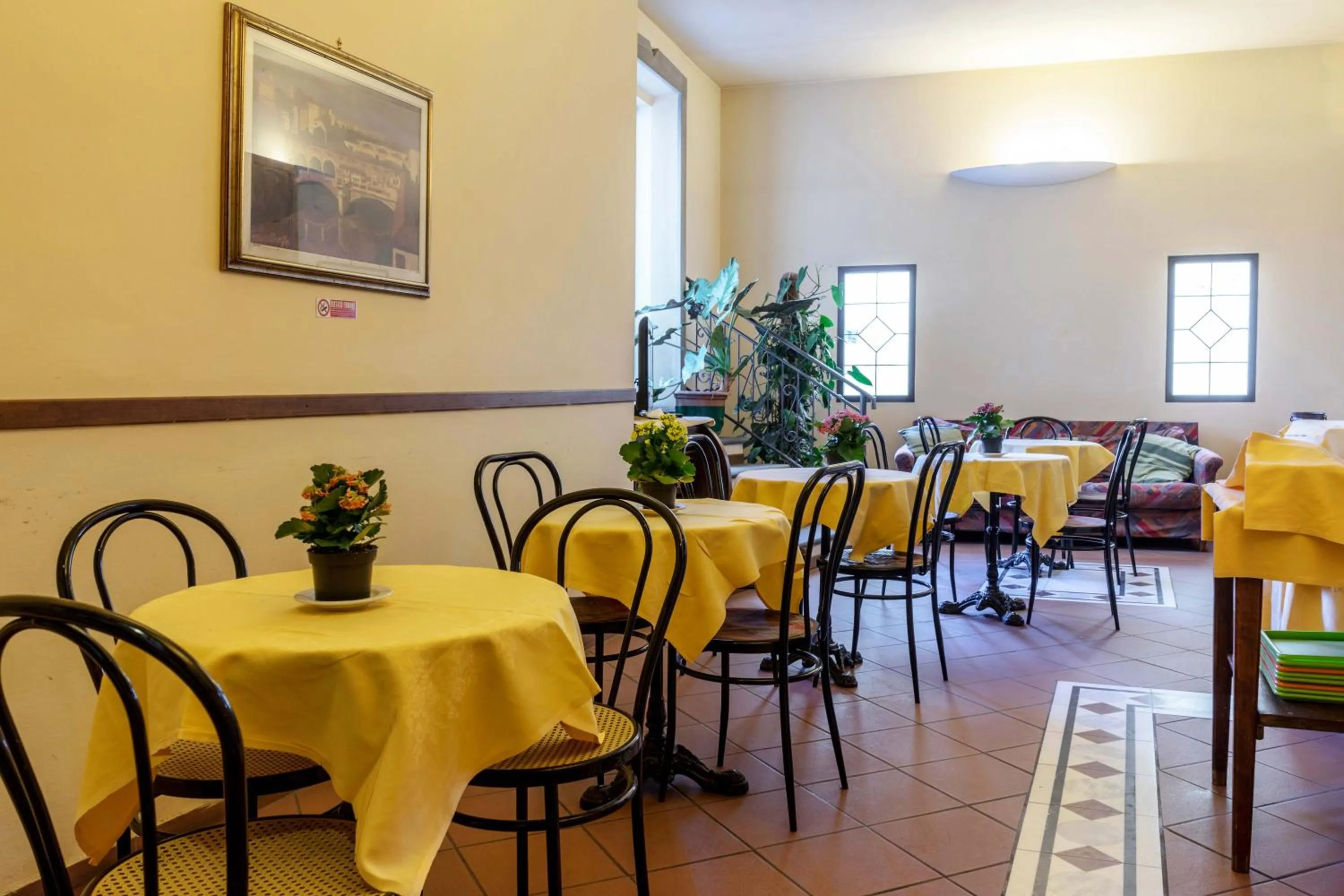 Restaurant/places to eat in Hotel Monica