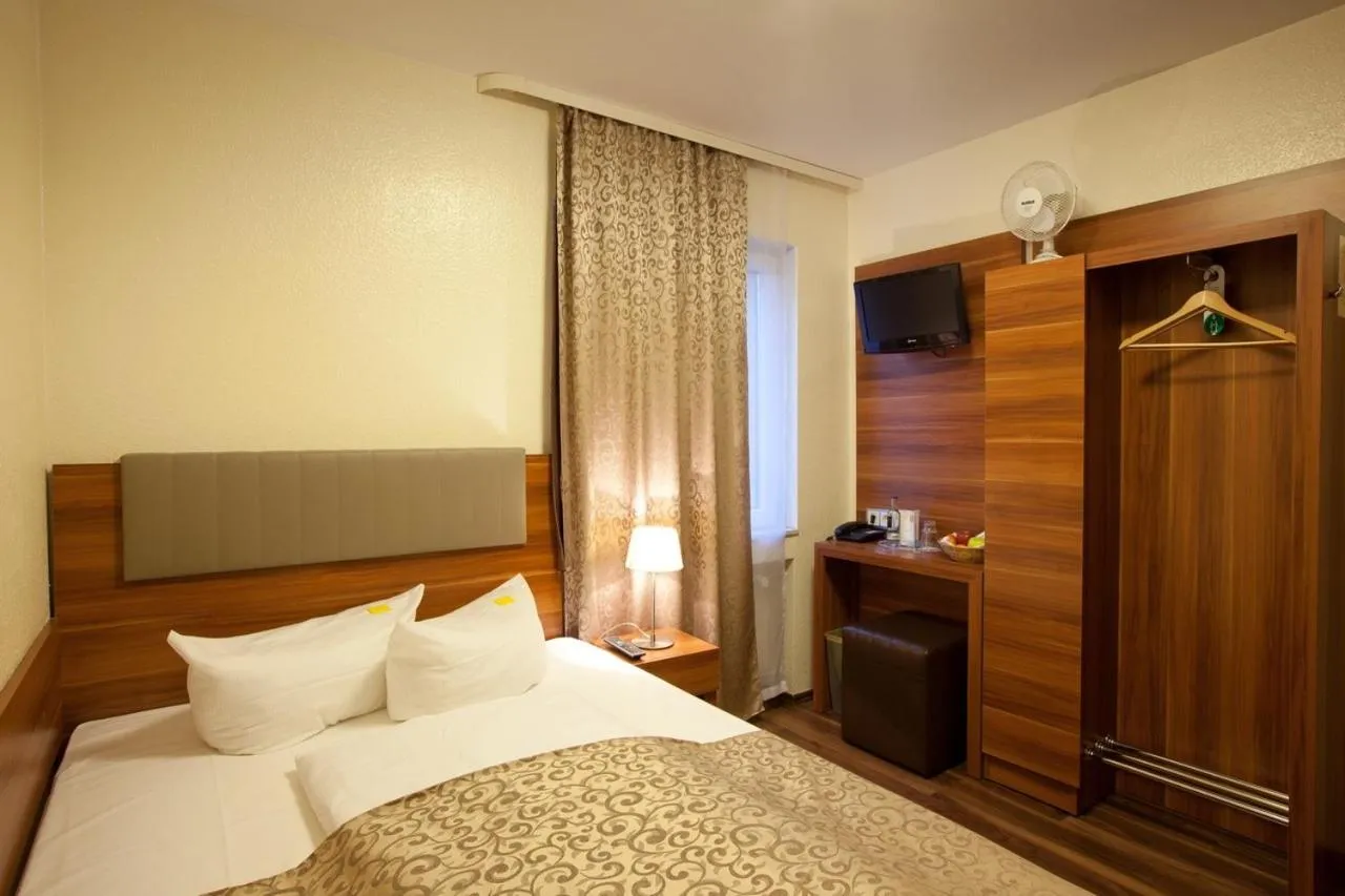 Bedroom, Bed in Hotel Frankfurt Messe