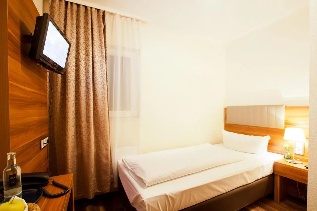 Photo of the whole room, Bed in Hotel Frankfurt Messe