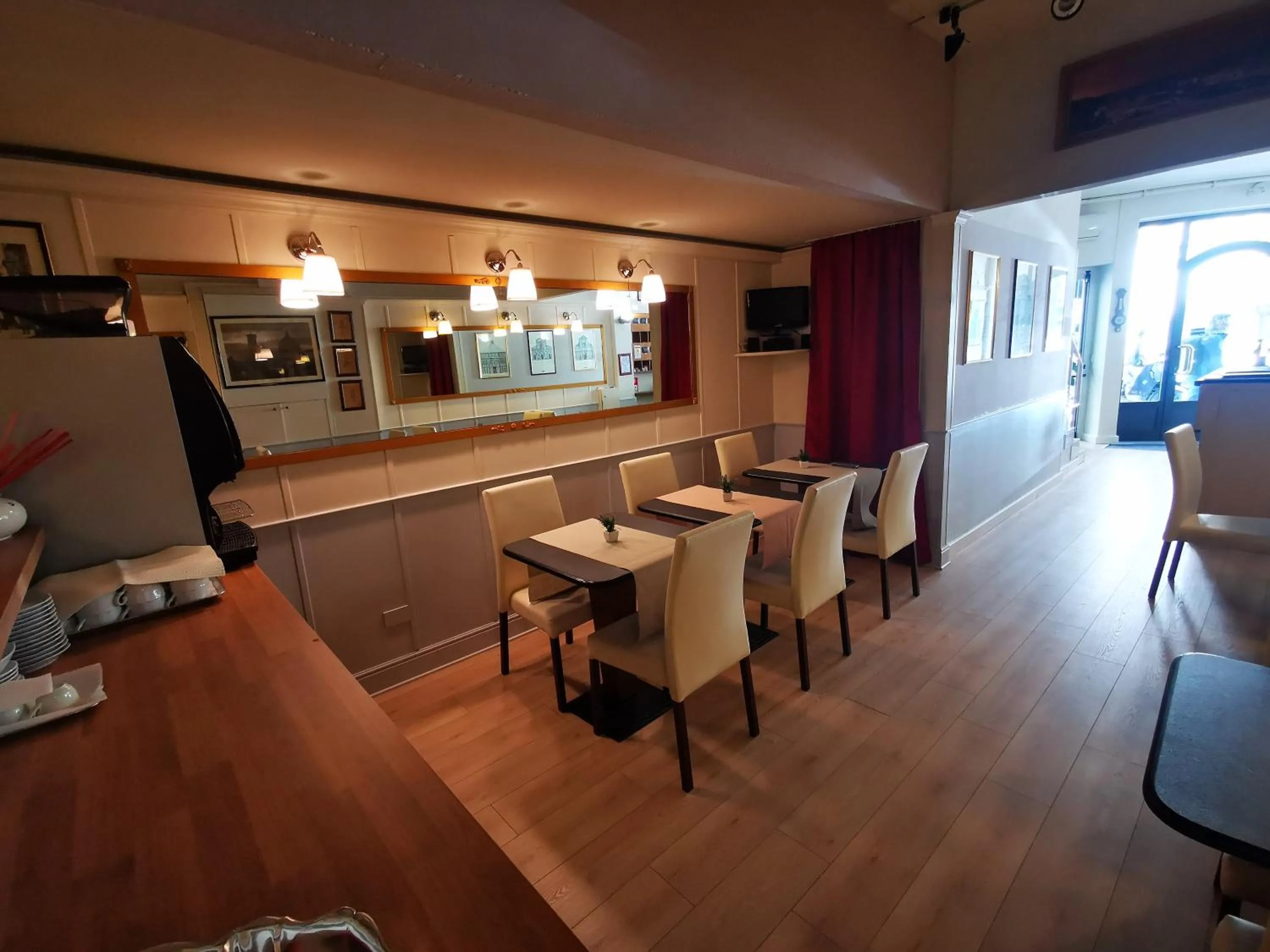 Communal lounge/ TV room in Hotel Balcony