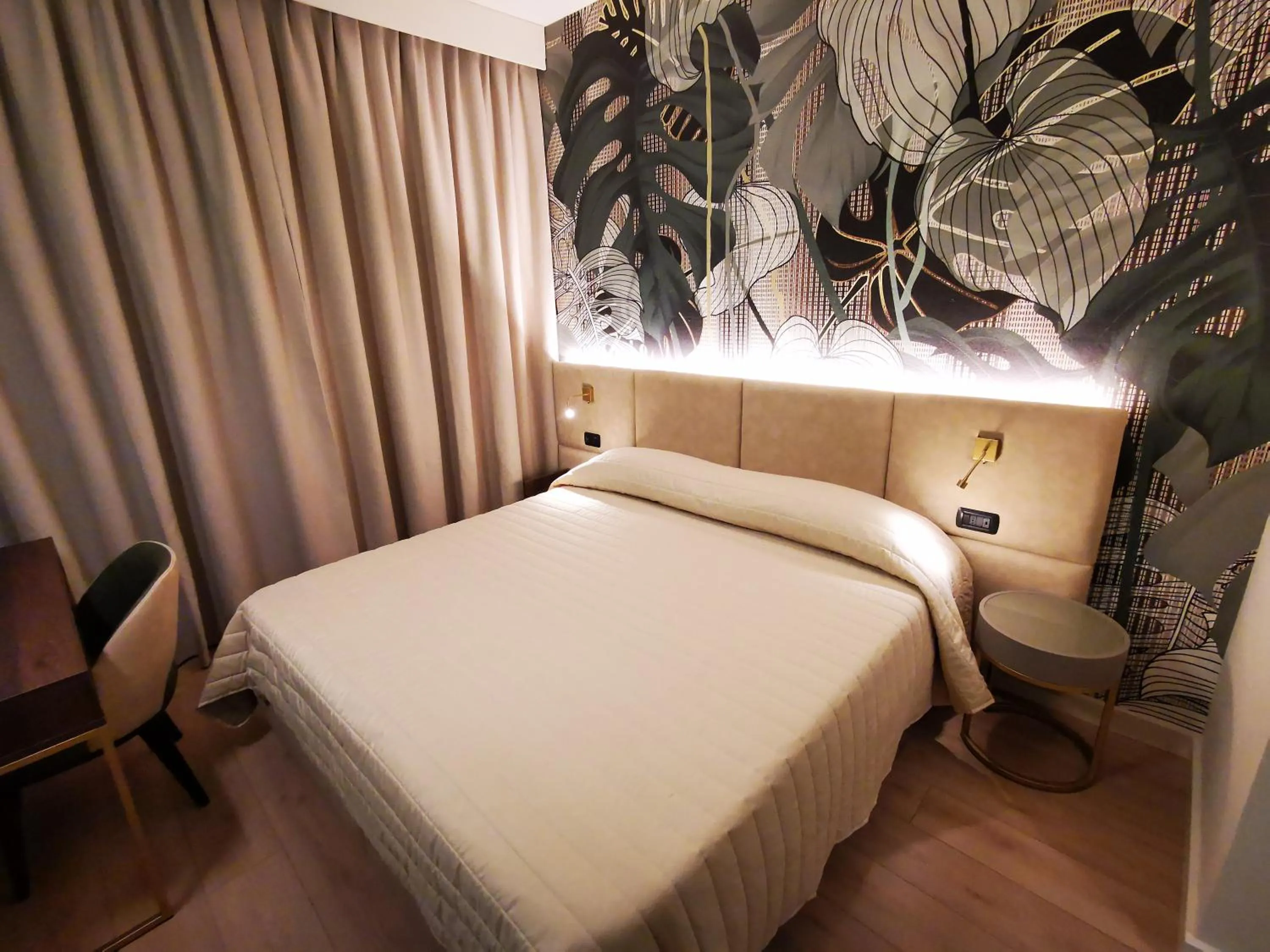 Bedroom, Bed in Hotel Balcony