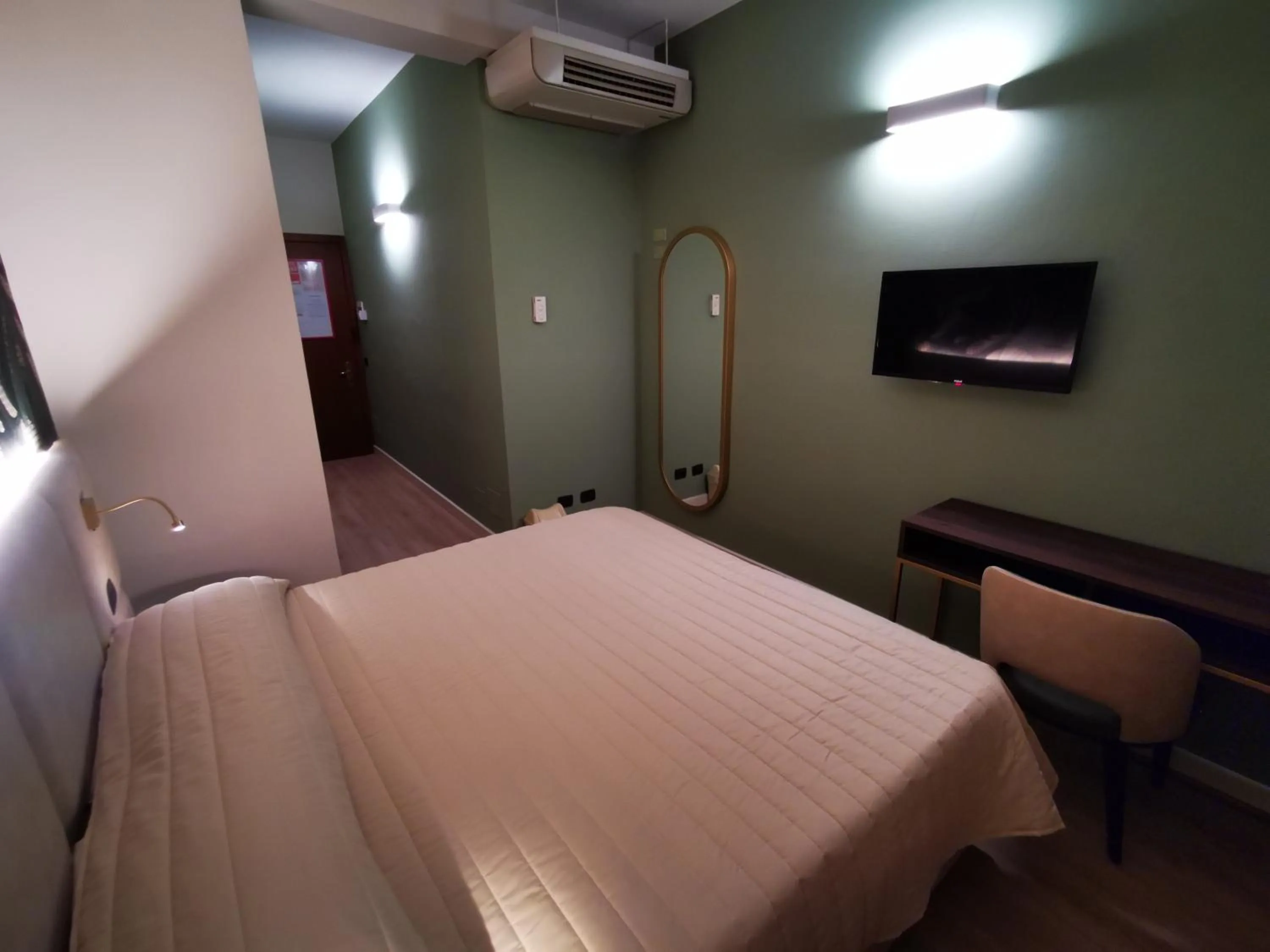 Bedroom, Bed in Hotel Balcony