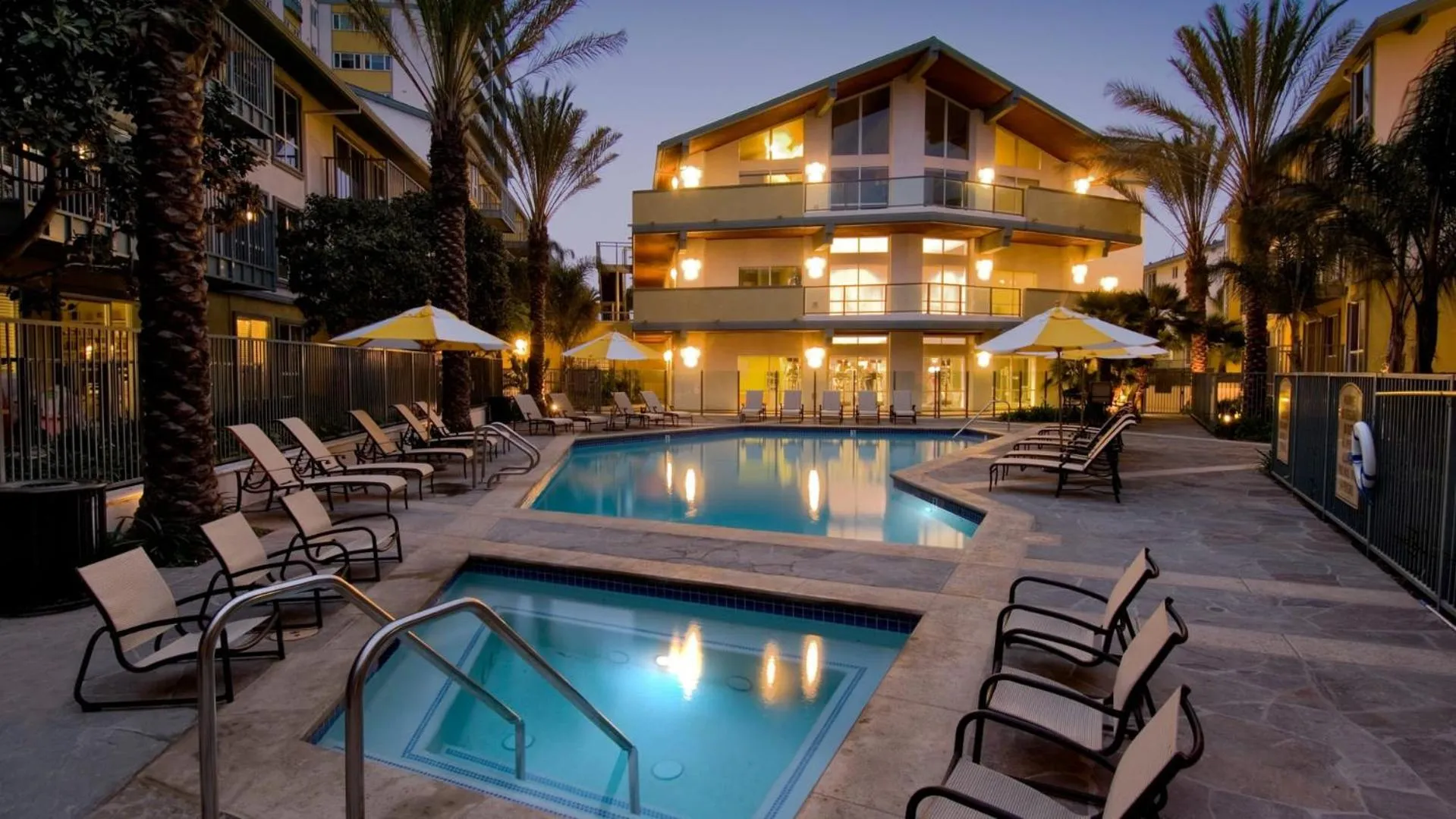 Hot Tub in The tulip Marina Highrise with ocean view