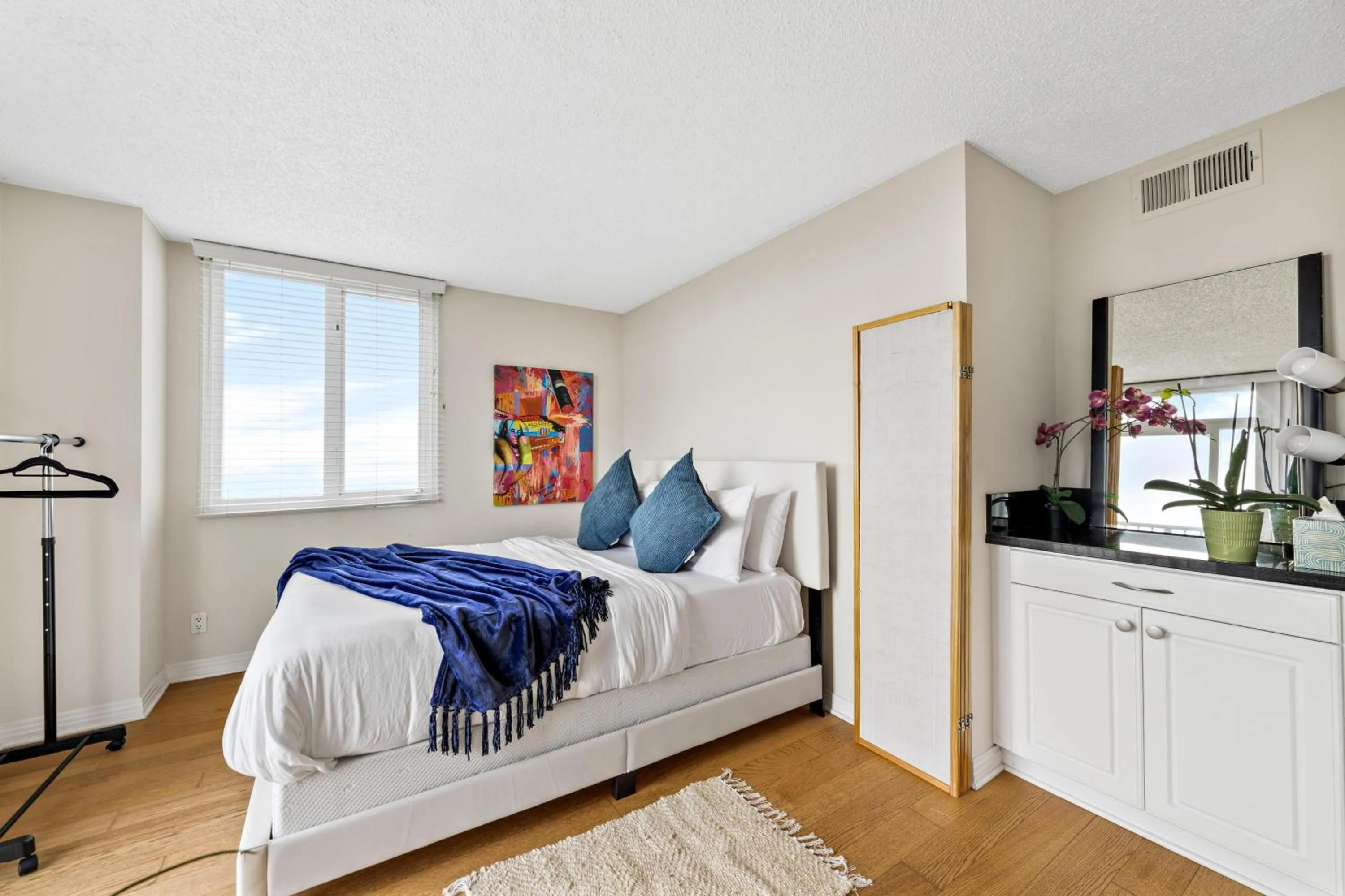 Bedroom, Bed in The tulip Marina Highrise with ocean view