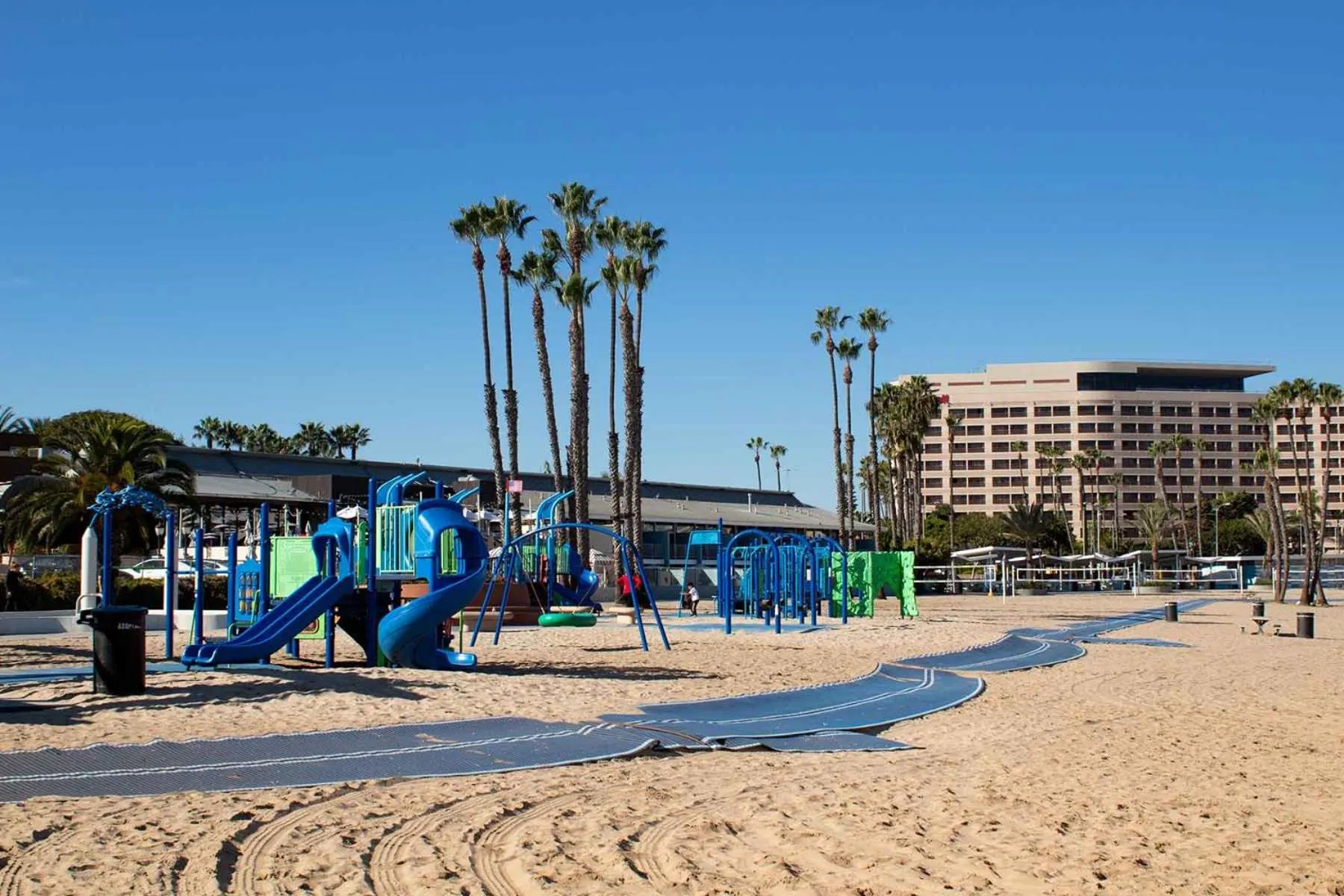 Garden in The tulip Marina Highrise with ocean view
