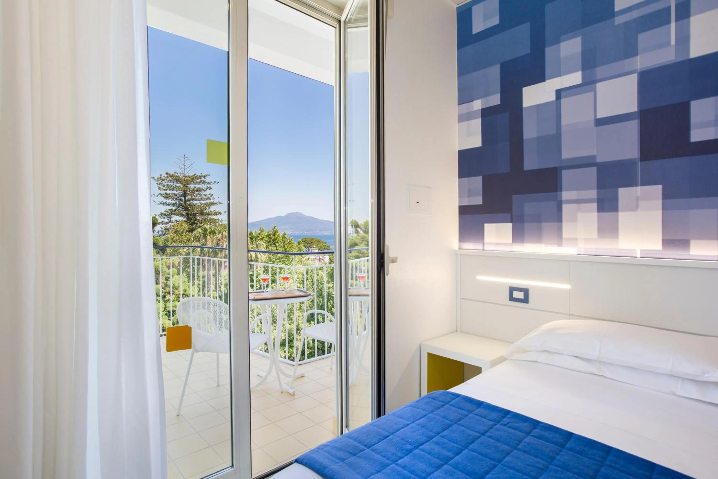 Balcony/Terrace, Bed in Hotel La Meridiana