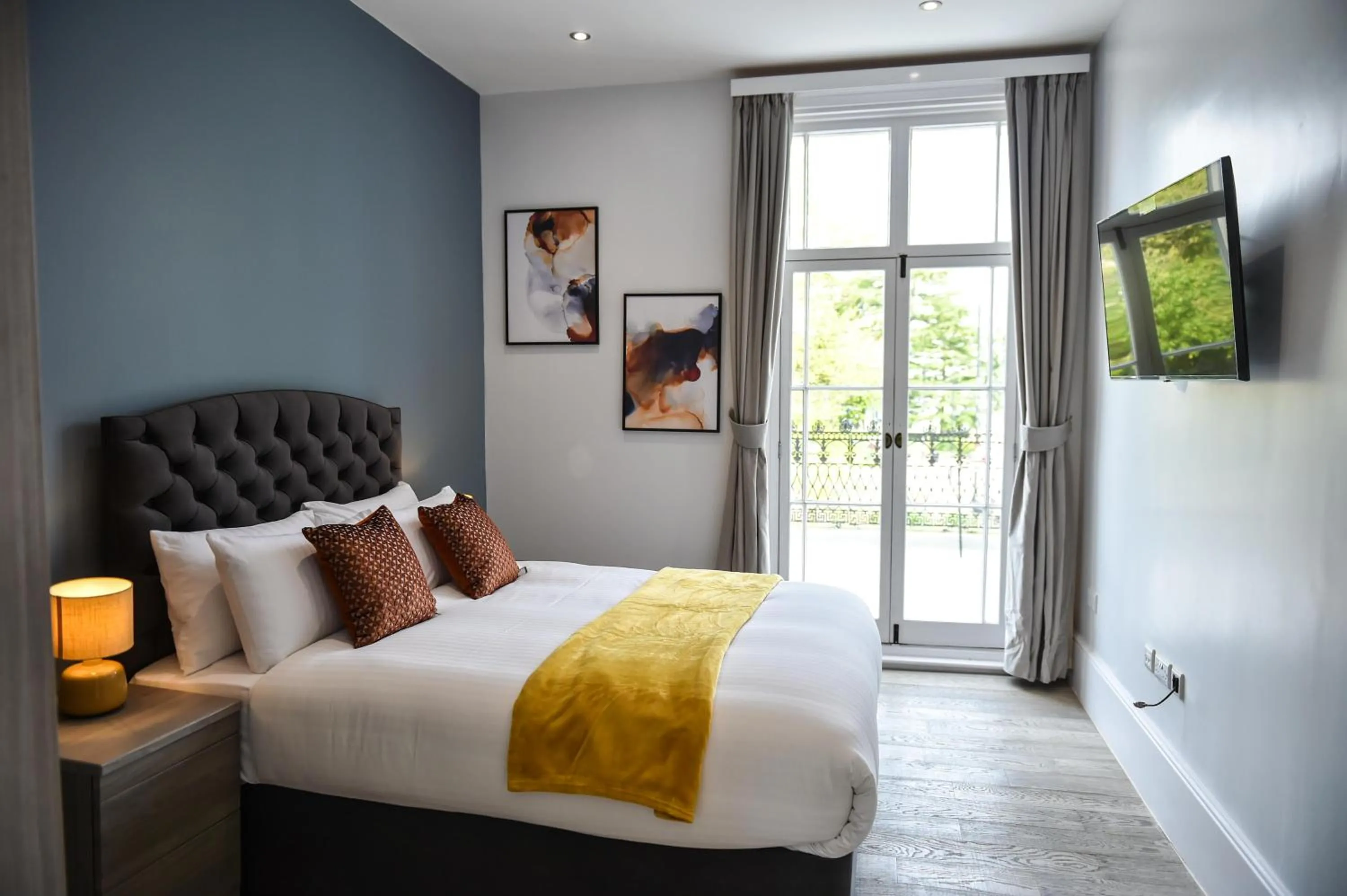 Balcony/Terrace, Bed in Victoria Colonnade Aparthotel