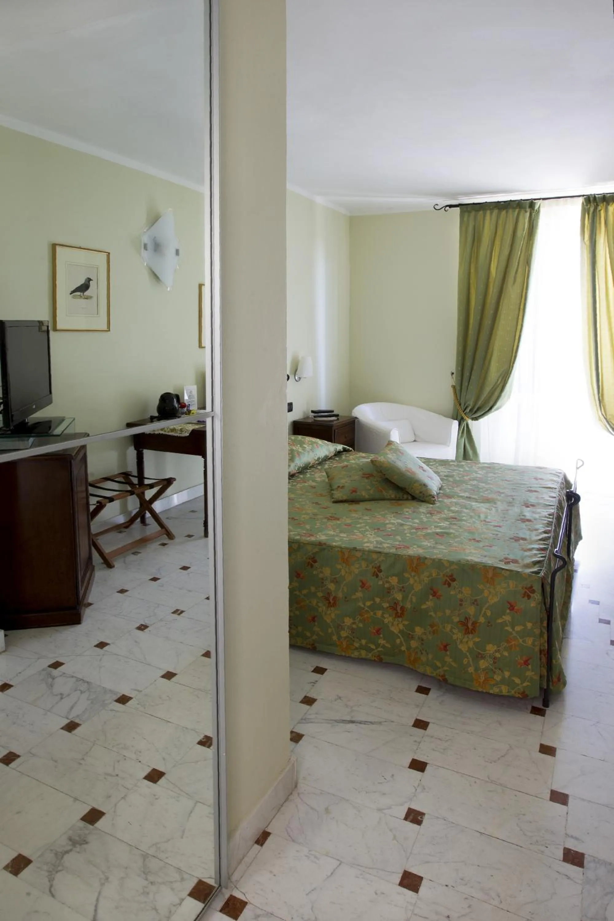 Photo of the whole room, Bed in Le Ville Relais
