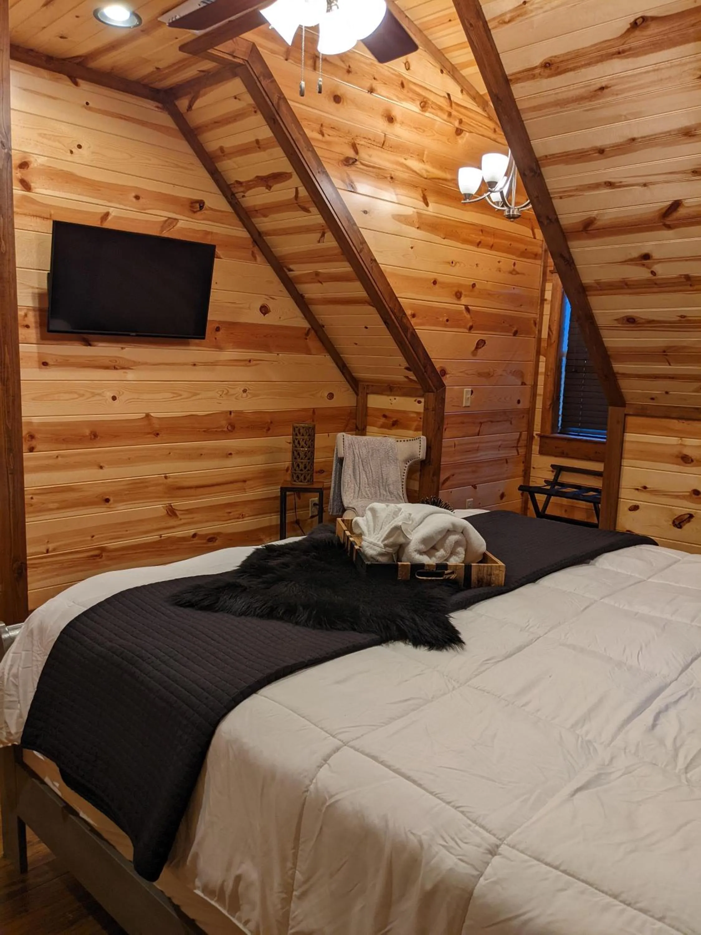 Bed in Stone Mountain Lodge 5000sqft 6 Bed Game Room Pool Table Hot Tub