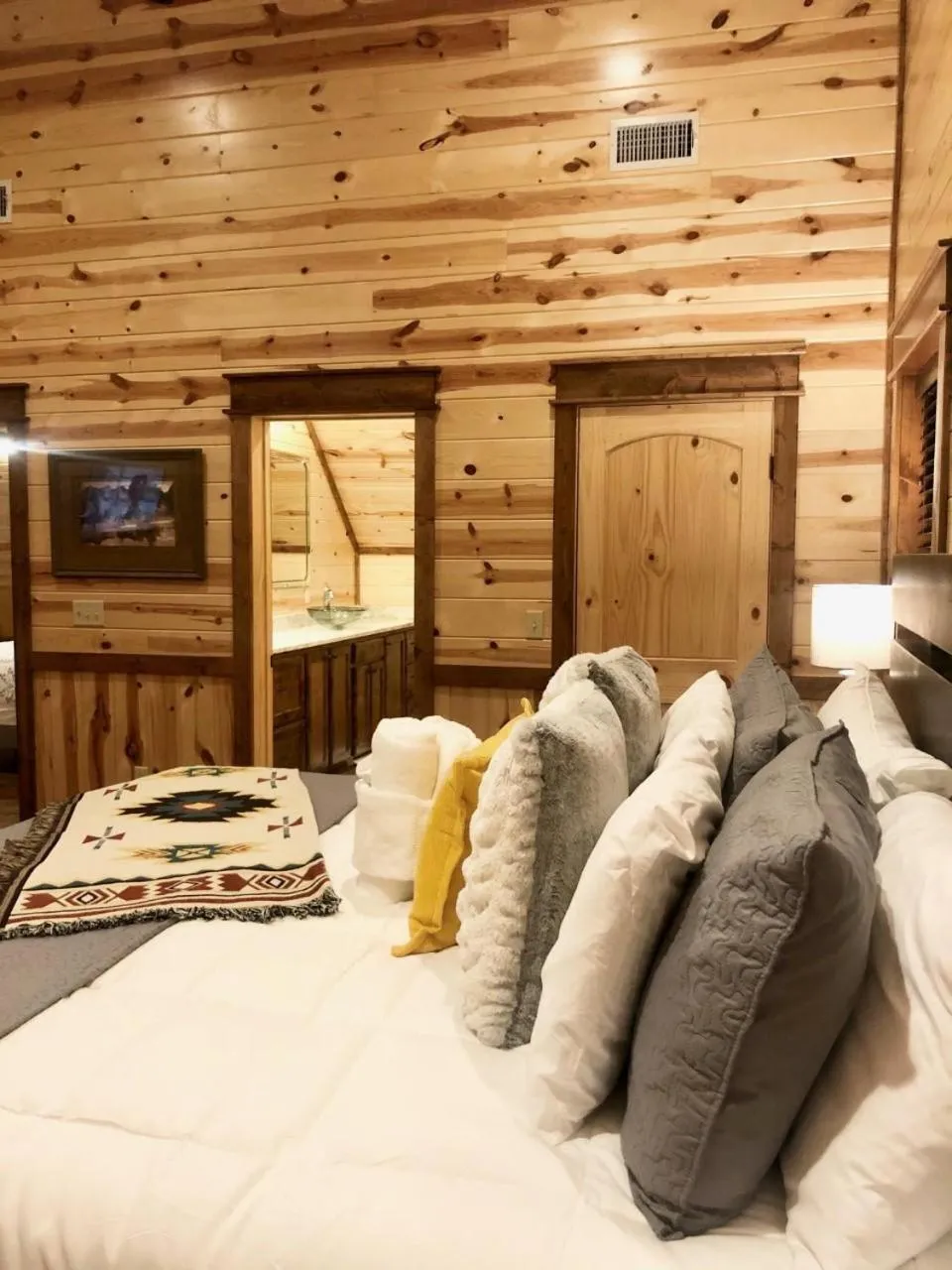 Bed in Stone Mountain Lodge 5000sqft 6 Bed Game Room Pool Table Hot Tub