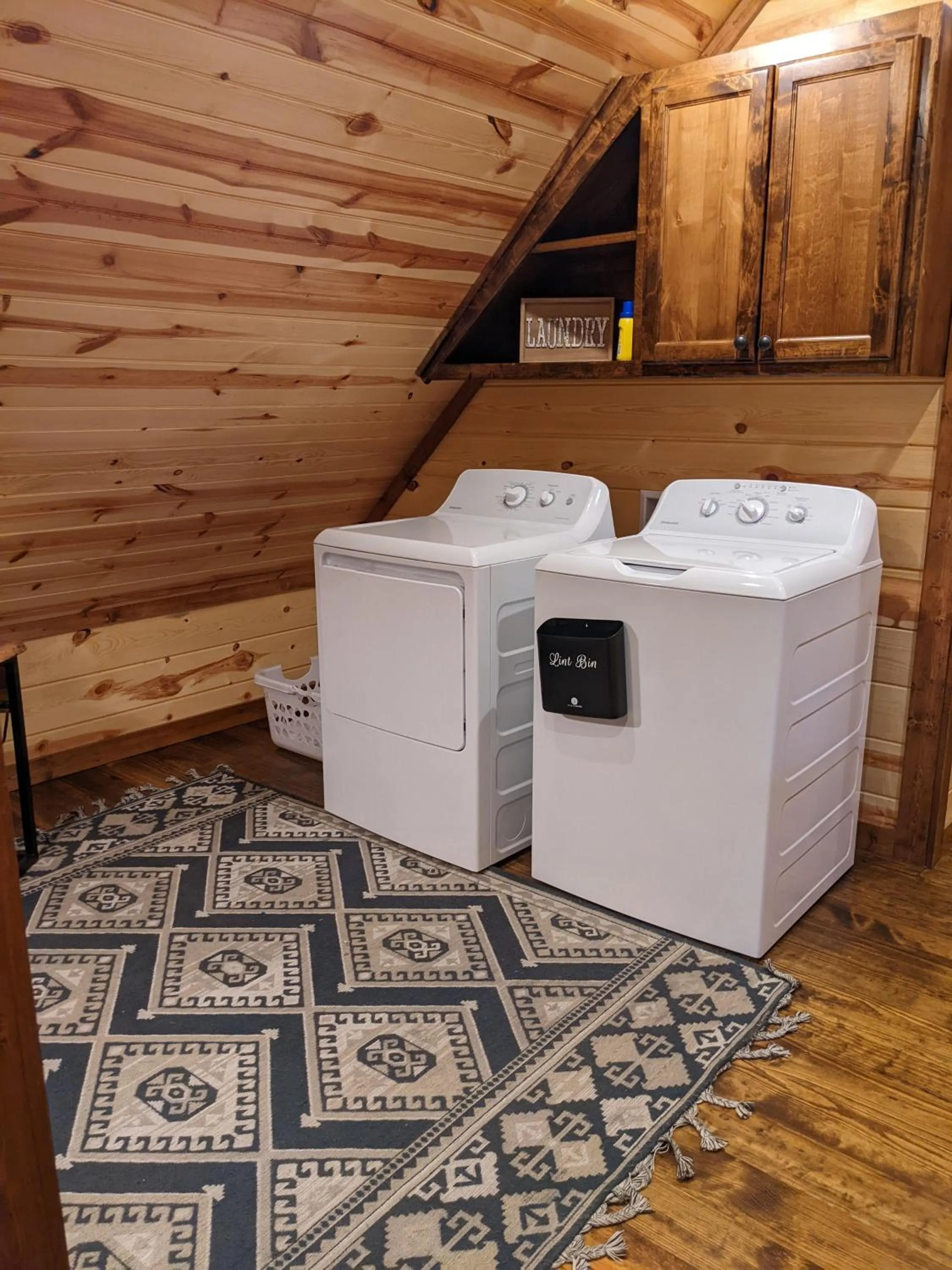 laundry in Stone Mountain Lodge 5000sqft 6 Bed Game Room Pool Table Hot Tub