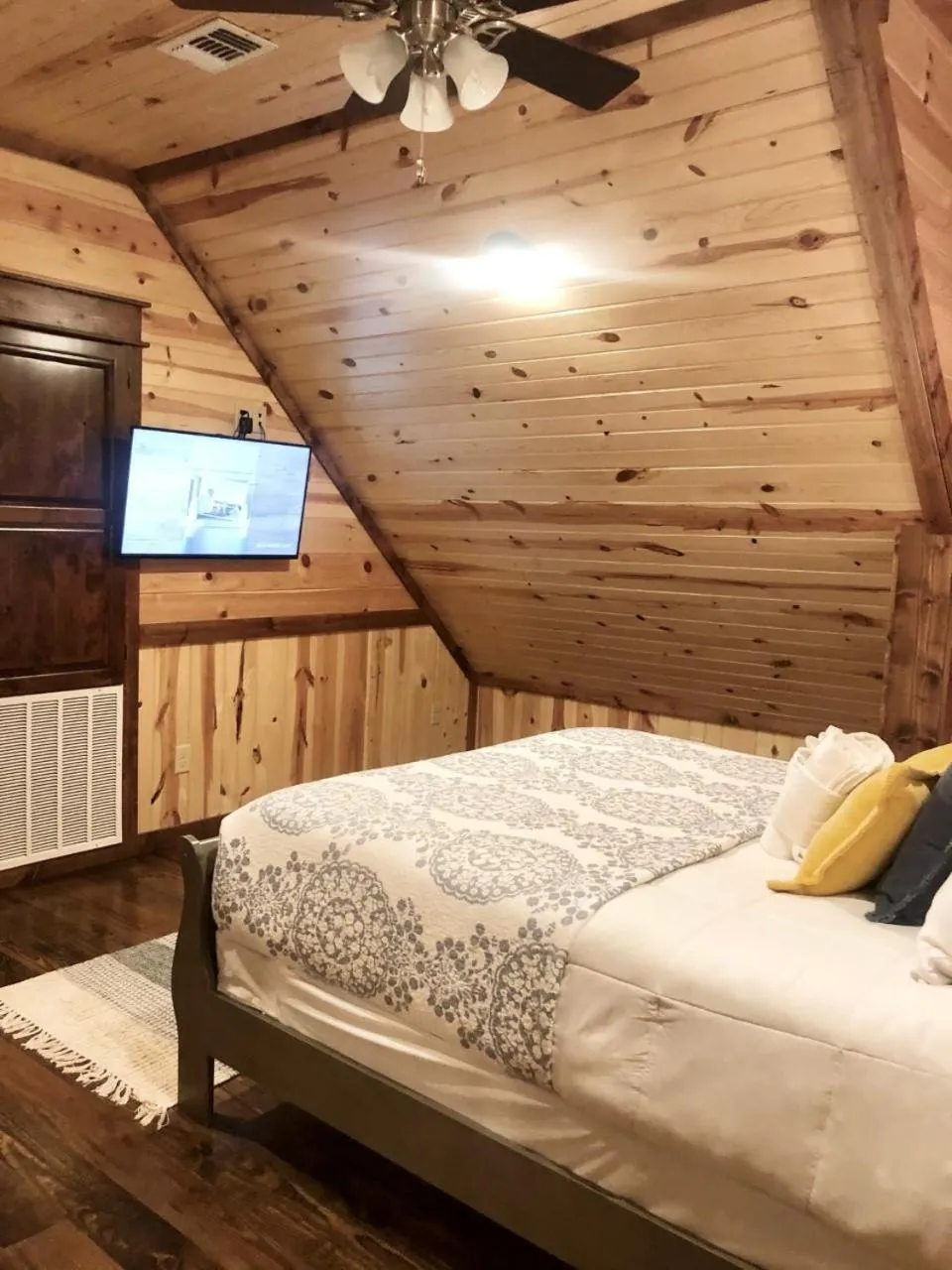 Bed in Stone Mountain Lodge 5000sqft 6 Bed Game Room Pool Table Hot Tub