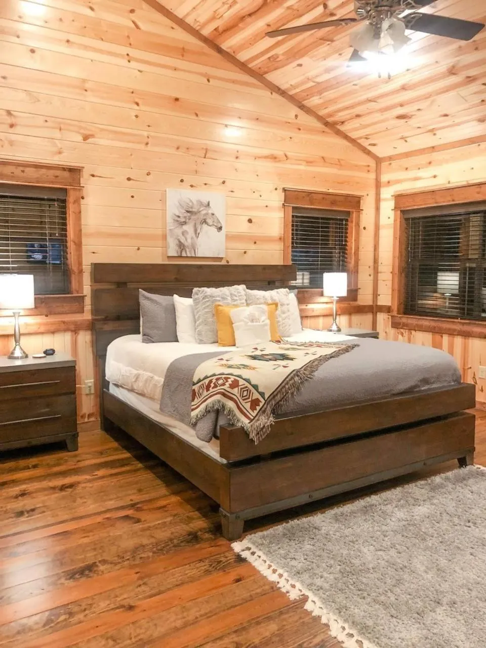 Bed in Stone Mountain Lodge 5000sqft 6 Bed Game Room Pool Table Hot Tub