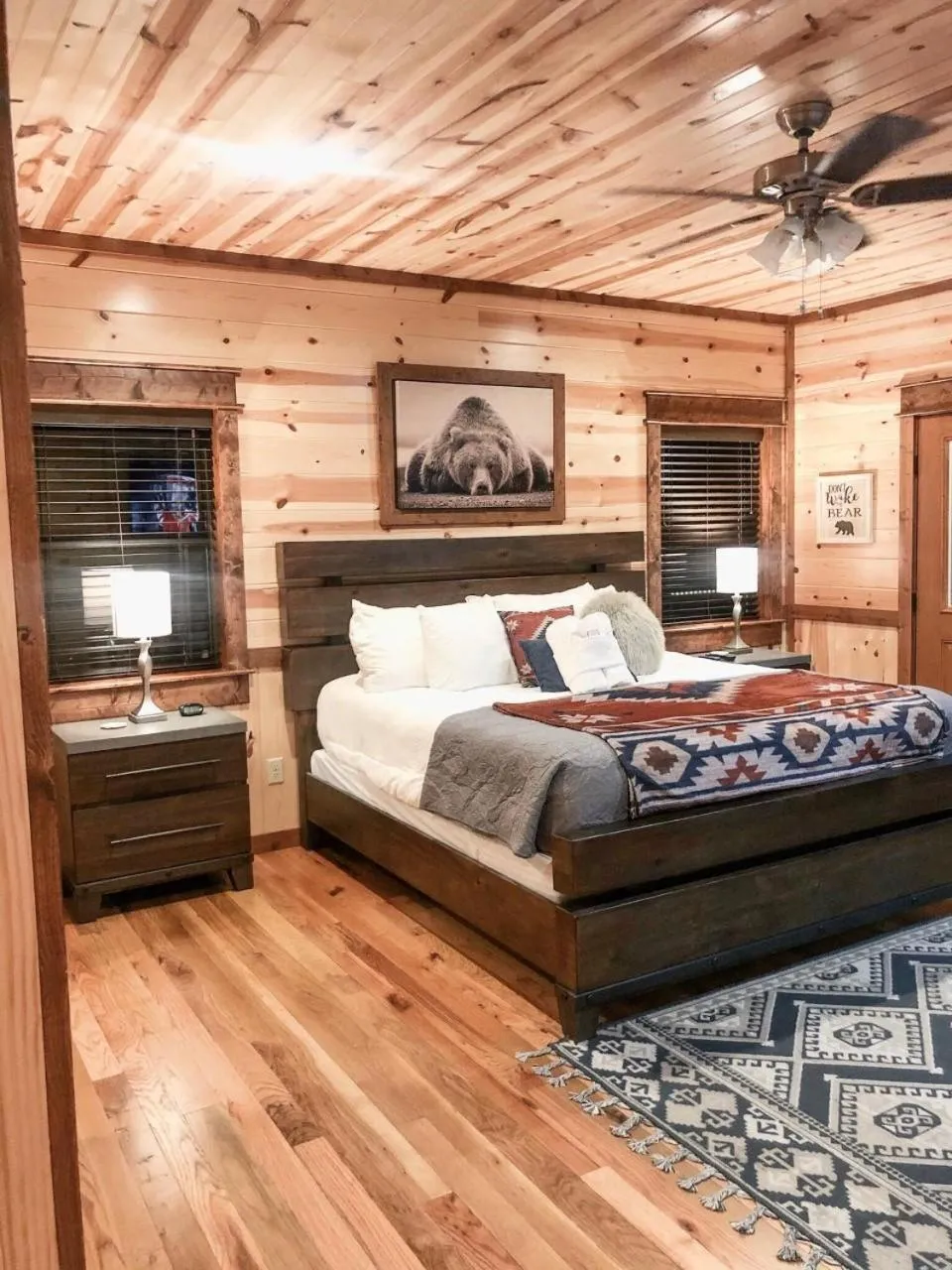 Bed in Stone Mountain Lodge 5000sqft 6 Bed Game Room Pool Table Hot Tub