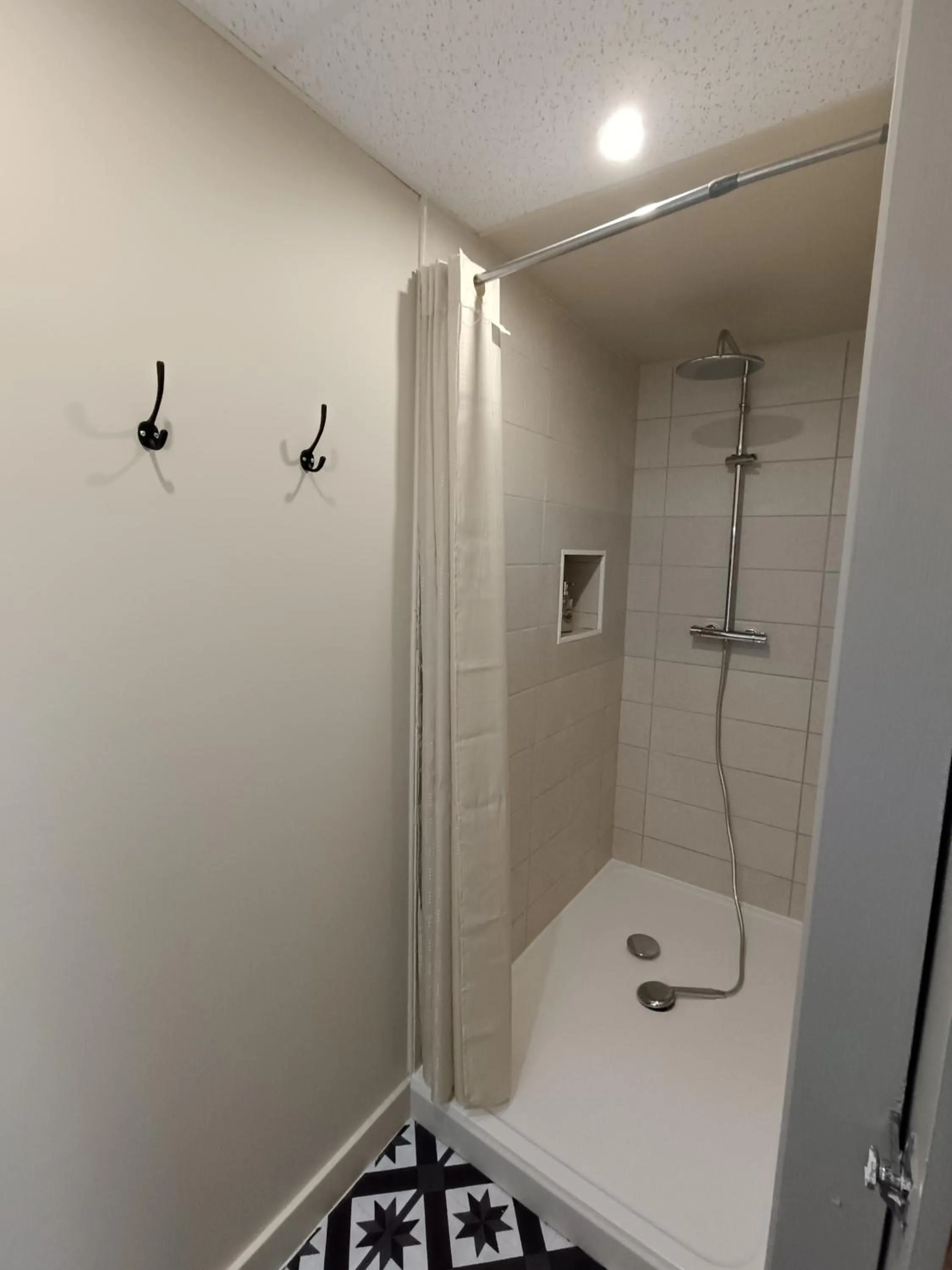 Shower in Gîte d'étape et de groupe du Clos Saint Roch